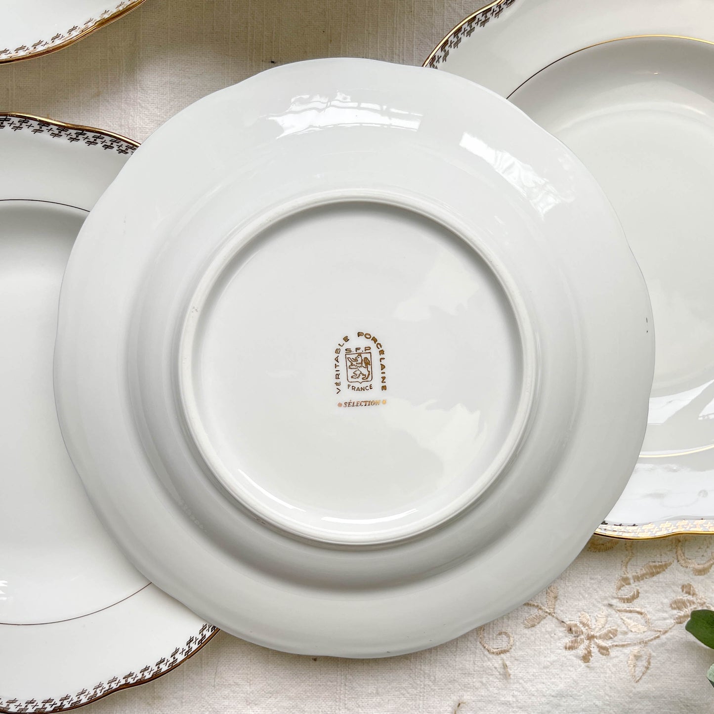 Ensemble de 6 assiettes creuses vintage en porcelaine blanche avec décor doré géométrique SPF, vaisselle ancienne élégante pour table rétro ou collection.