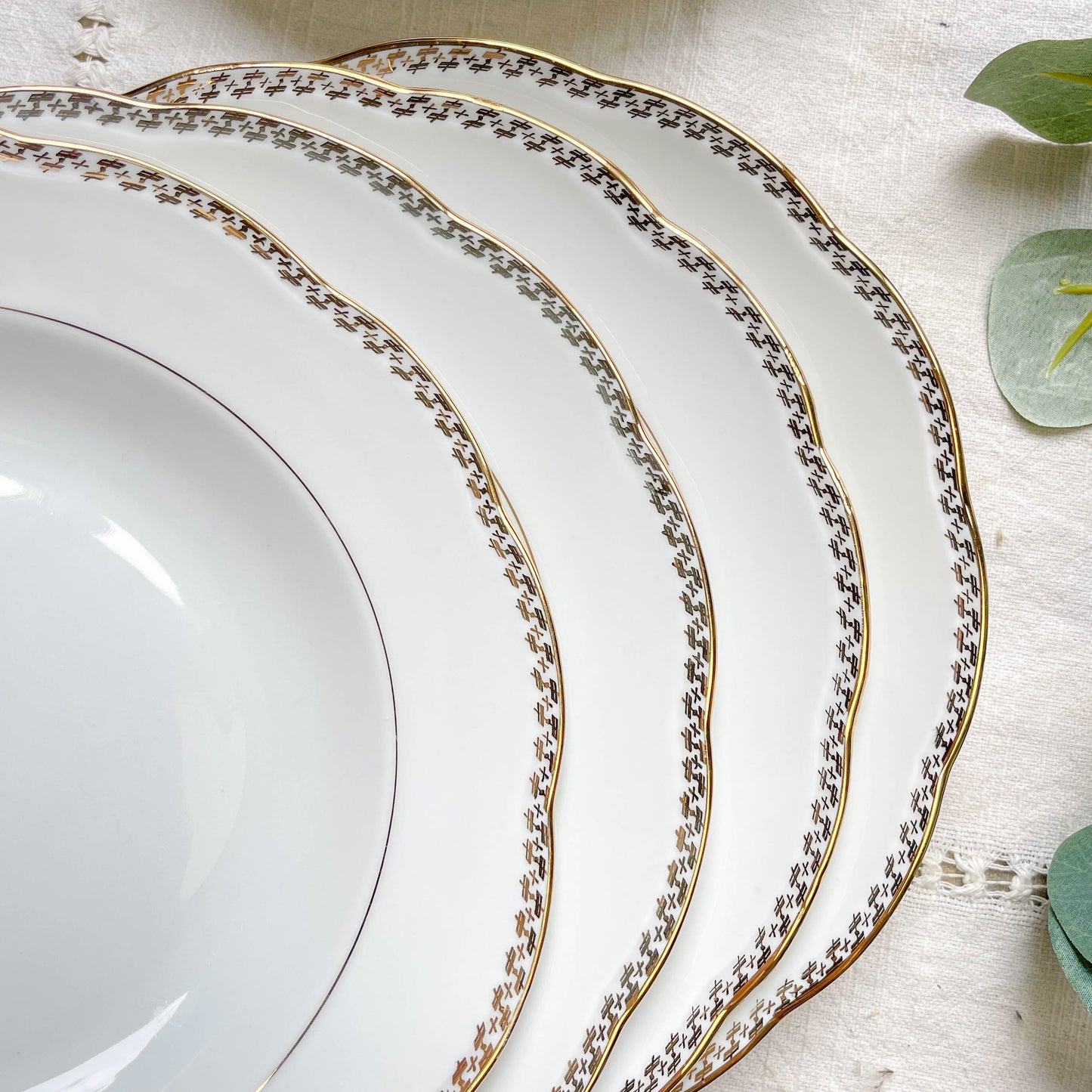 Ensemble de 6 assiettes creuses vintage en porcelaine blanche avec décor doré géométrique SPF, vaisselle ancienne élégante pour table rétro ou collection.