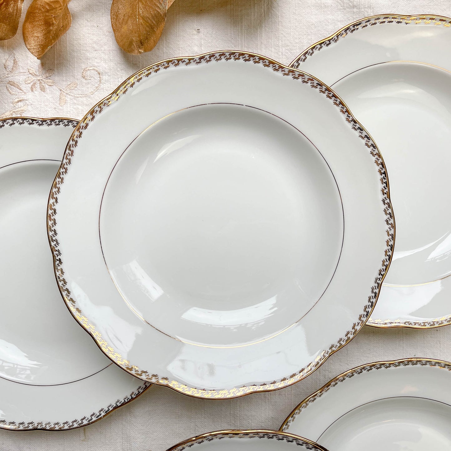 Ensemble de 6 assiettes creuses vintage en porcelaine blanche avec décor doré géométrique SPF, vaisselle ancienne élégante pour table rétro ou collection.