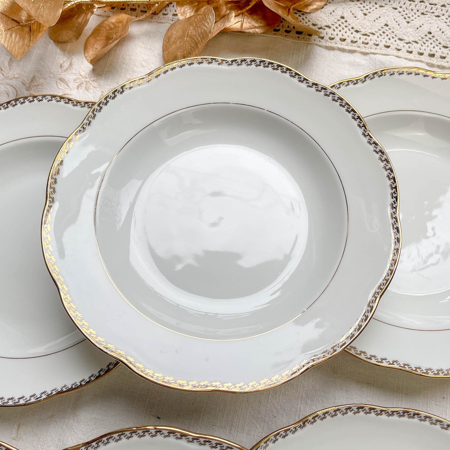 Ensemble de 6 assiettes creuses vintage en porcelaine blanche avec décor doré géométrique SPF, vaisselle ancienne élégante pour table rétro ou collection.