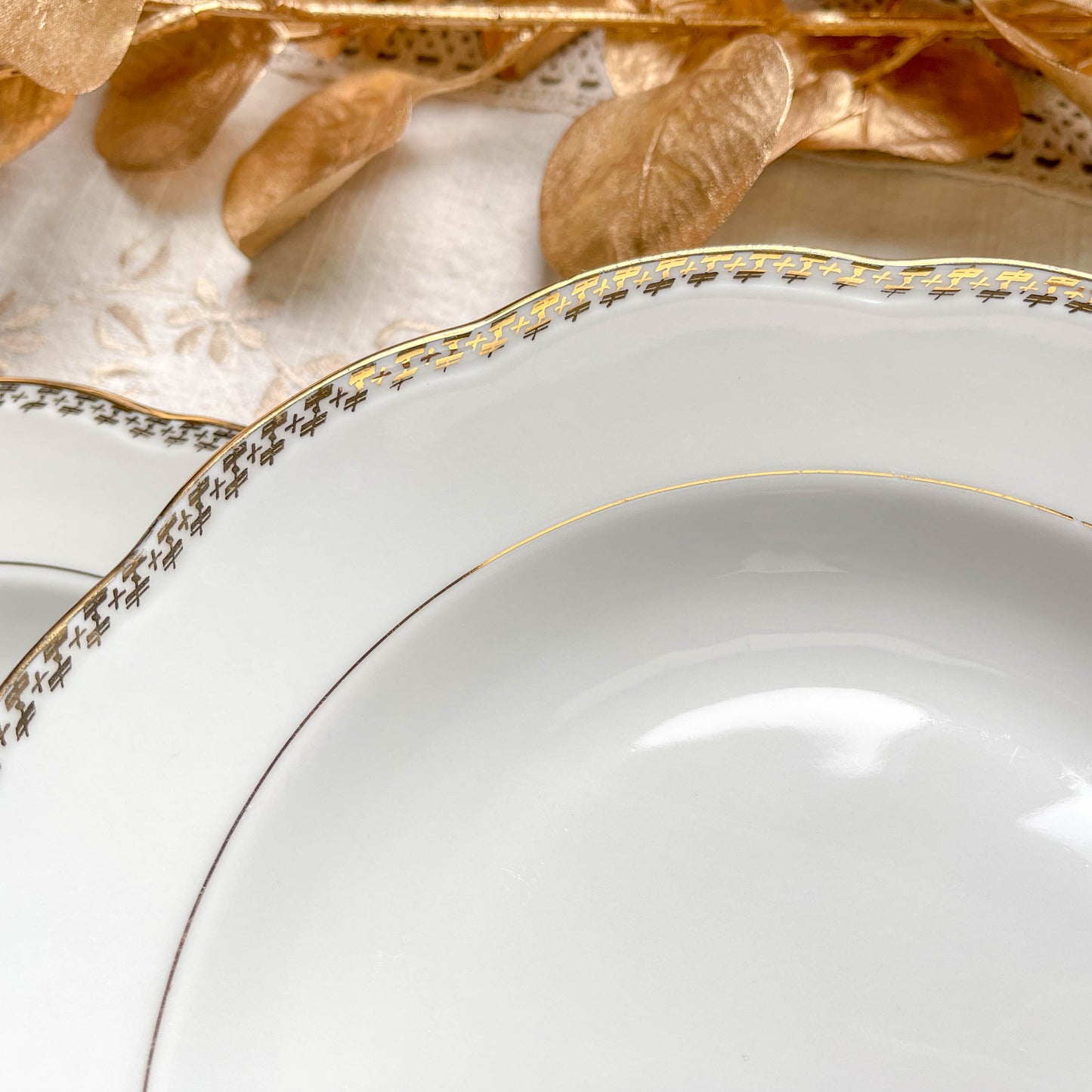 Ensemble de 6 assiettes creuses vintage en porcelaine blanche avec décor doré géométrique SPF, vaisselle ancienne élégante pour table rétro ou collection.