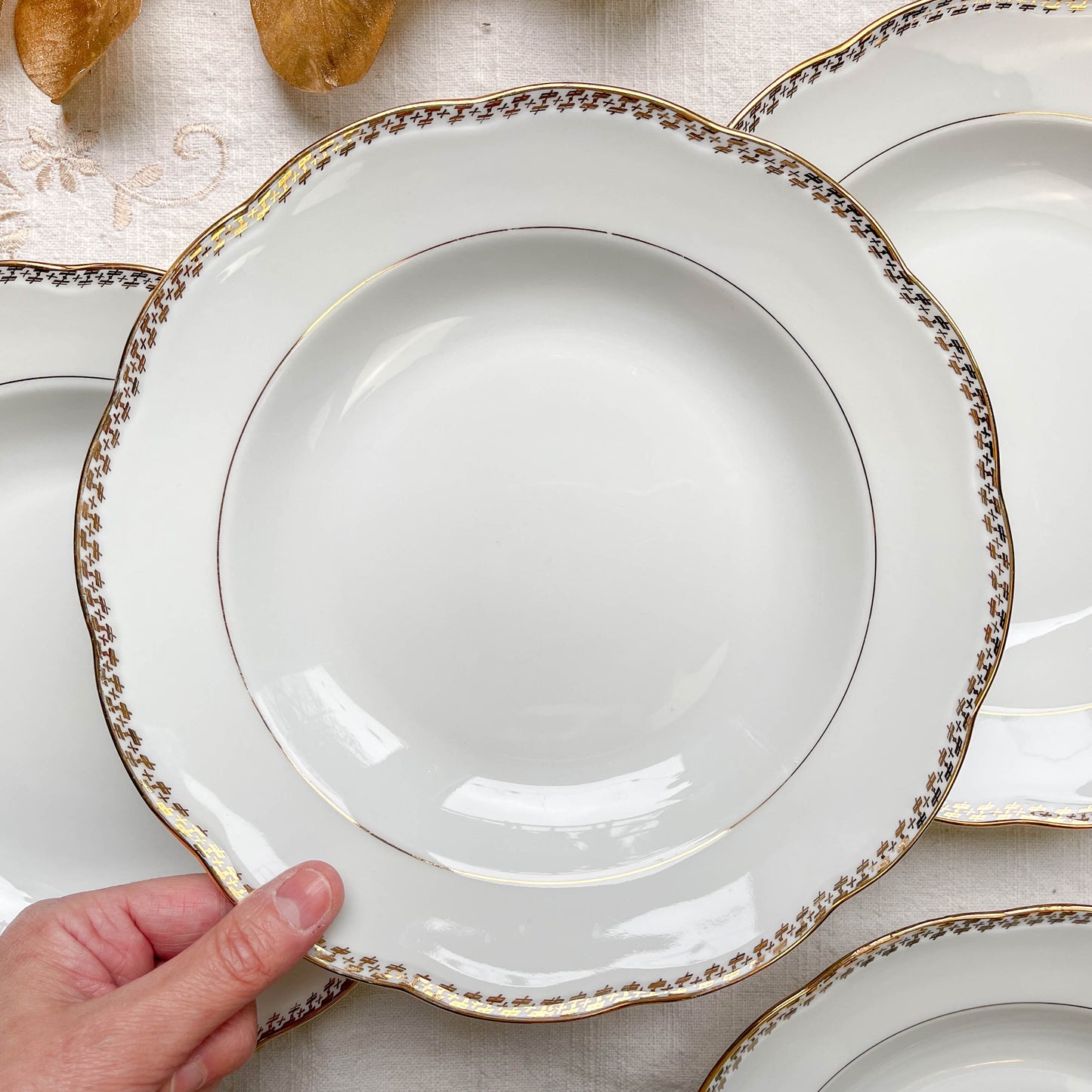 Ensemble de 6 assiettes creuses vintage en porcelaine blanche avec décor doré géométrique SPF, vaisselle ancienne élégante pour table rétro ou collection.