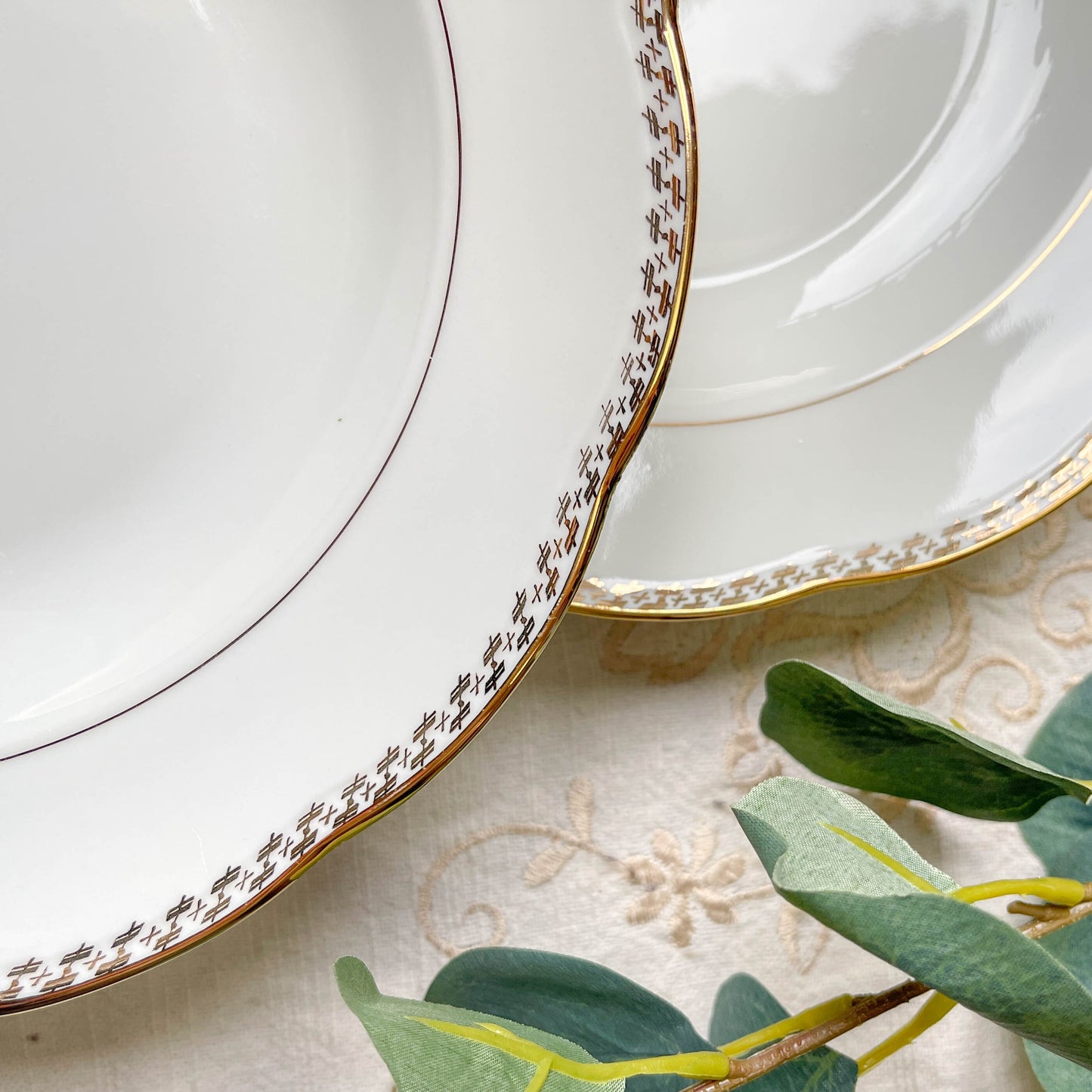 Ensemble de 6 assiettes creuses vintage en porcelaine blanche avec décor doré géométrique SPF, vaisselle ancienne élégante pour table rétro ou collection.