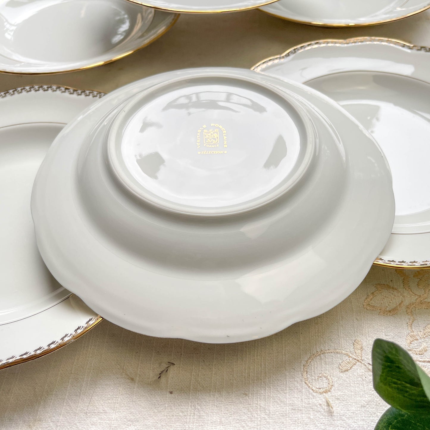 Ensemble de 6 assiettes creuses vintage en porcelaine blanche avec décor doré géométrique SPF, vaisselle ancienne élégante pour table rétro ou collection.