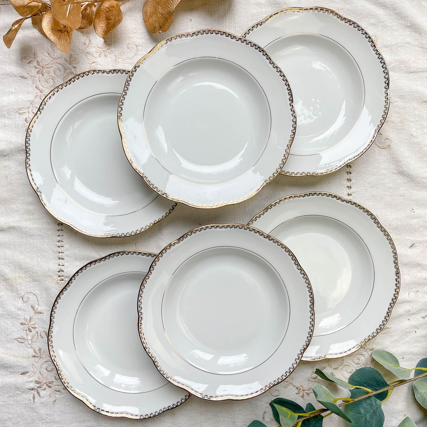 Ensemble de 6 assiettes creuses vintage en porcelaine blanche avec décor doré géométrique SPF, vaisselle ancienne élégante pour table rétro ou collection.