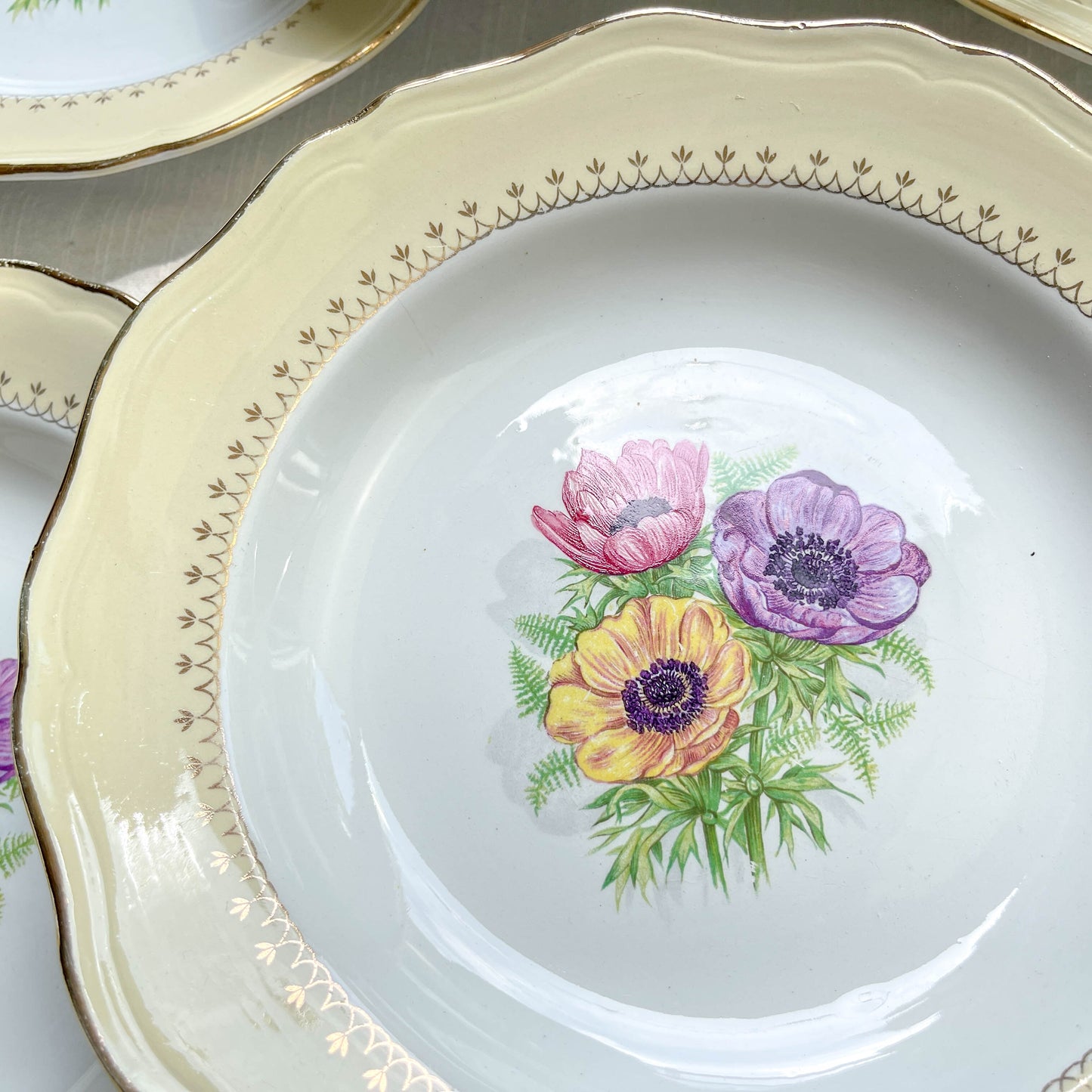 6 Assiettes creuses en porcelaine vintage motif fleuri blanche jaune doré L'Amandinoise "Coopélia" -Vaisselle vintage fleurie