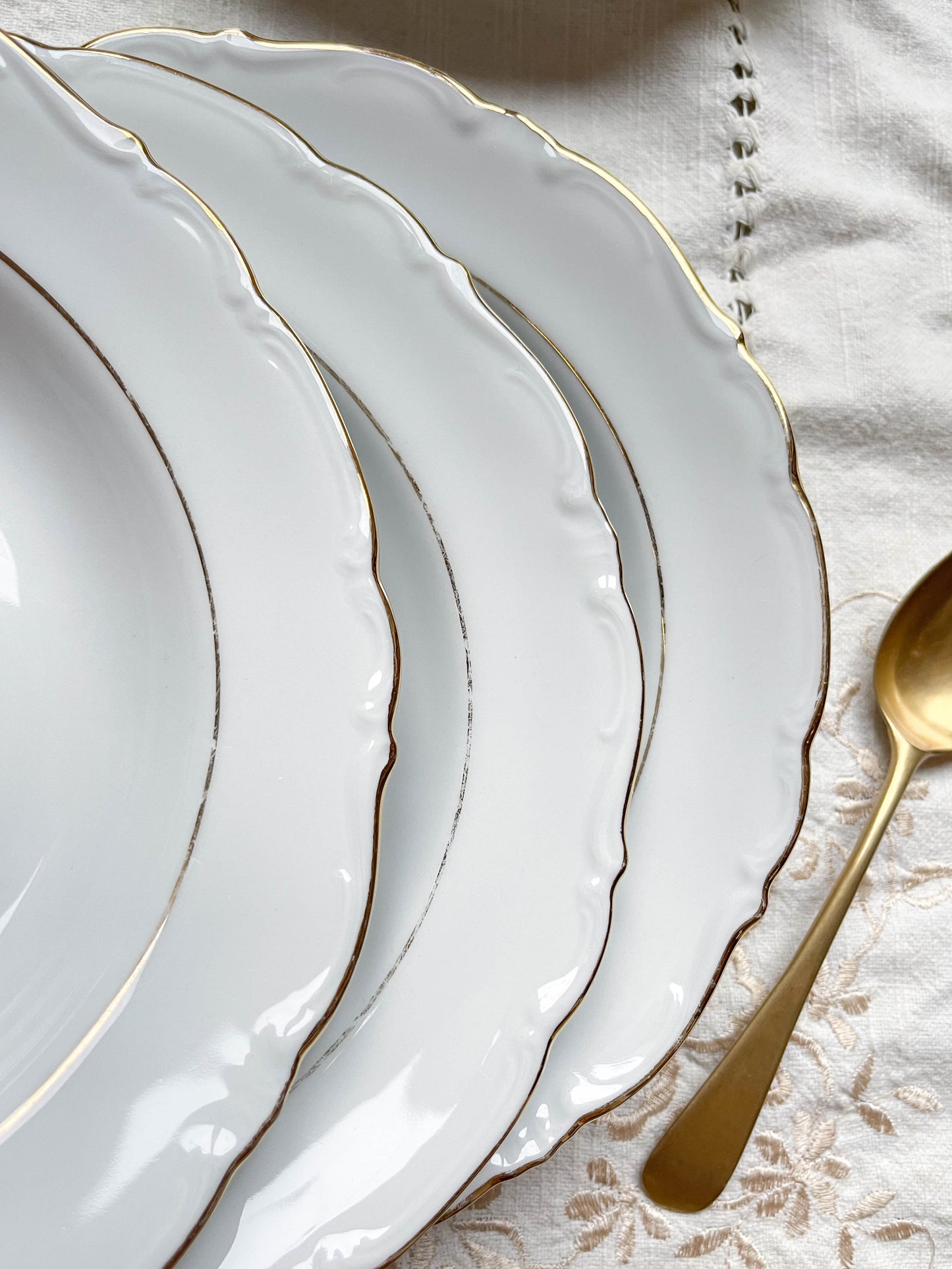 7 Assiettes creuses porcelaine blanche dorée Française Winterling BAVARIA