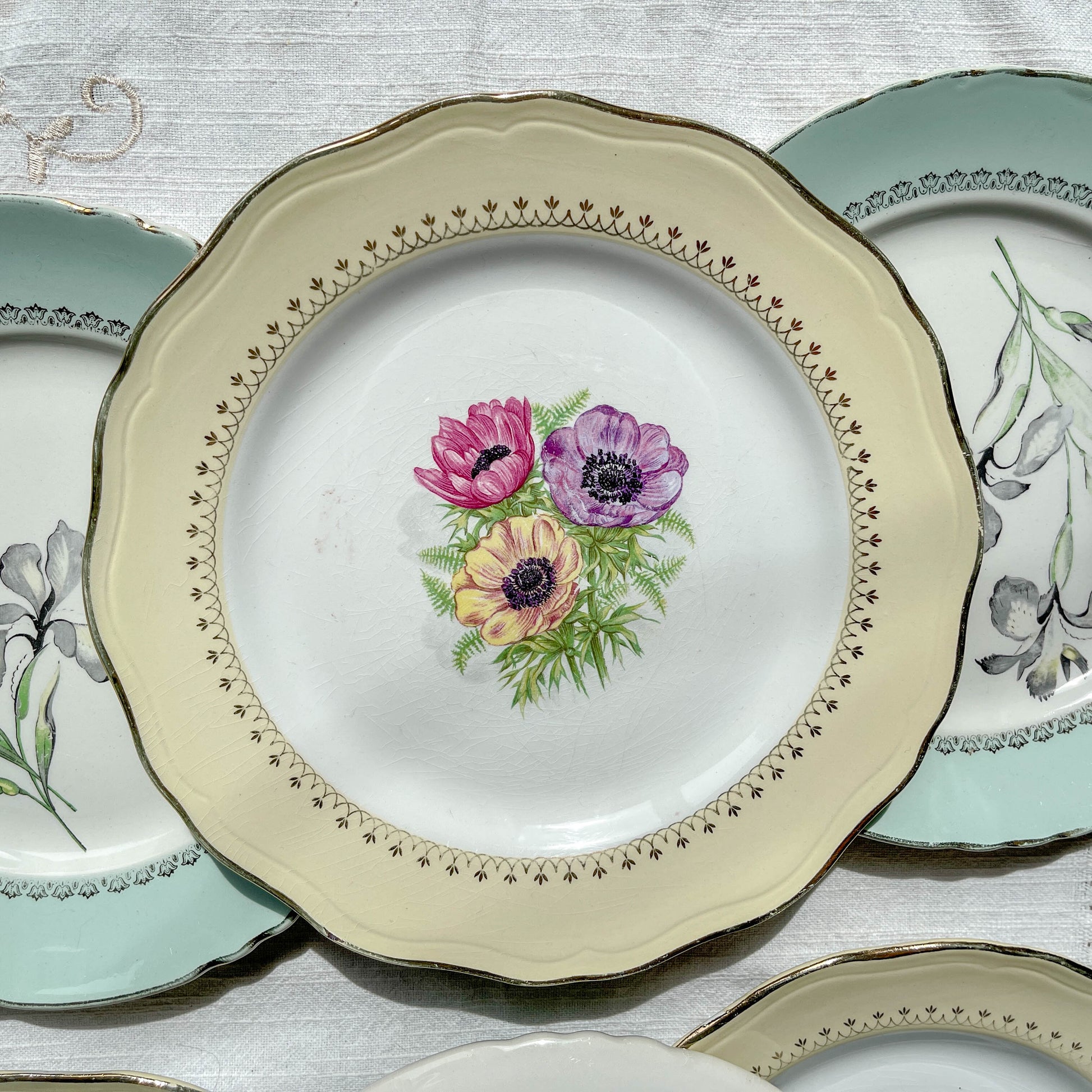 6 assiettes vintage en porcelaine française dépareillées – Jaune, vert, fleuri – Moulin des Loups - L'Amandinoise