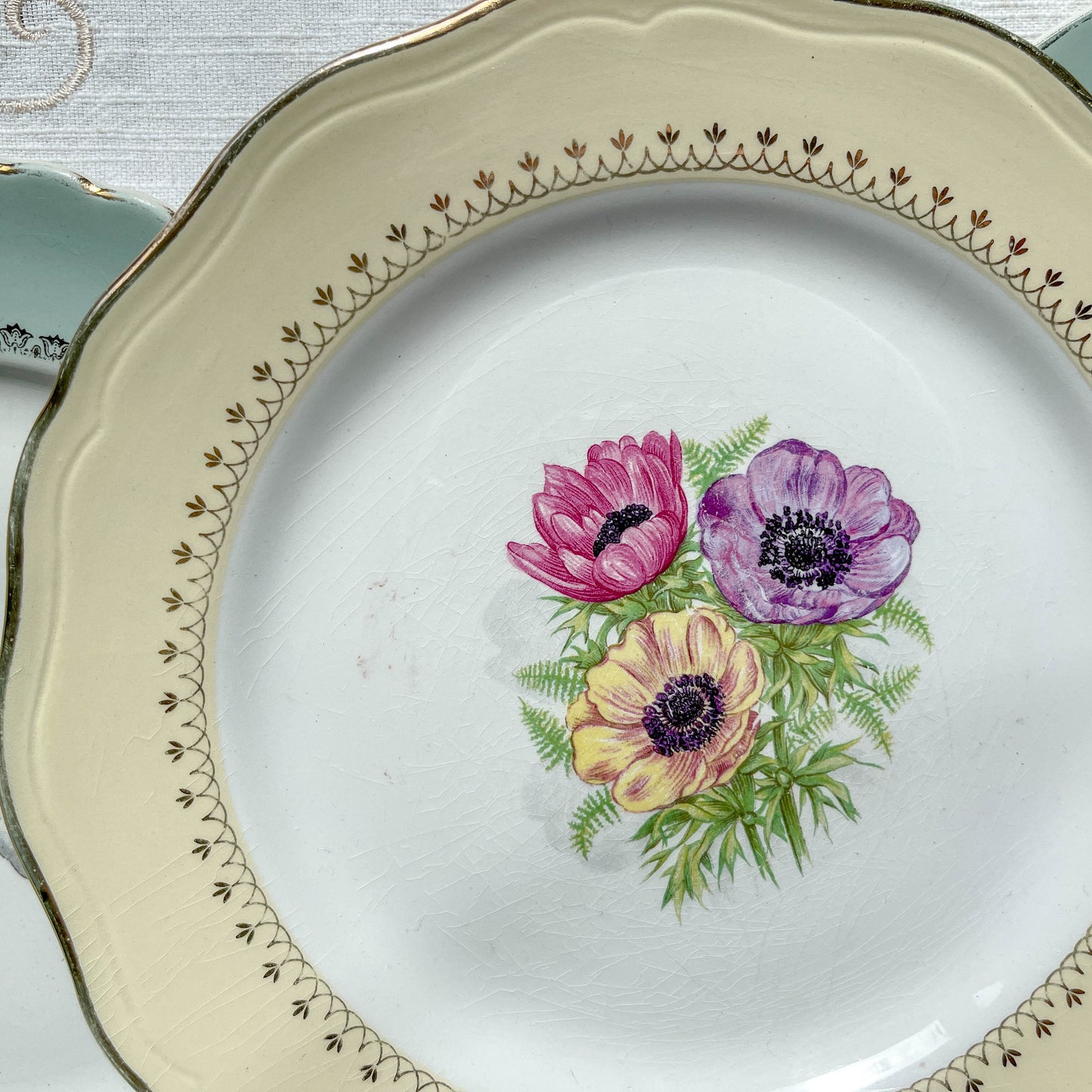 6 assiettes vintage en porcelaine française dépareillées – Jaune, vert, fleuri – Moulin des Loups - L'Amandinoise