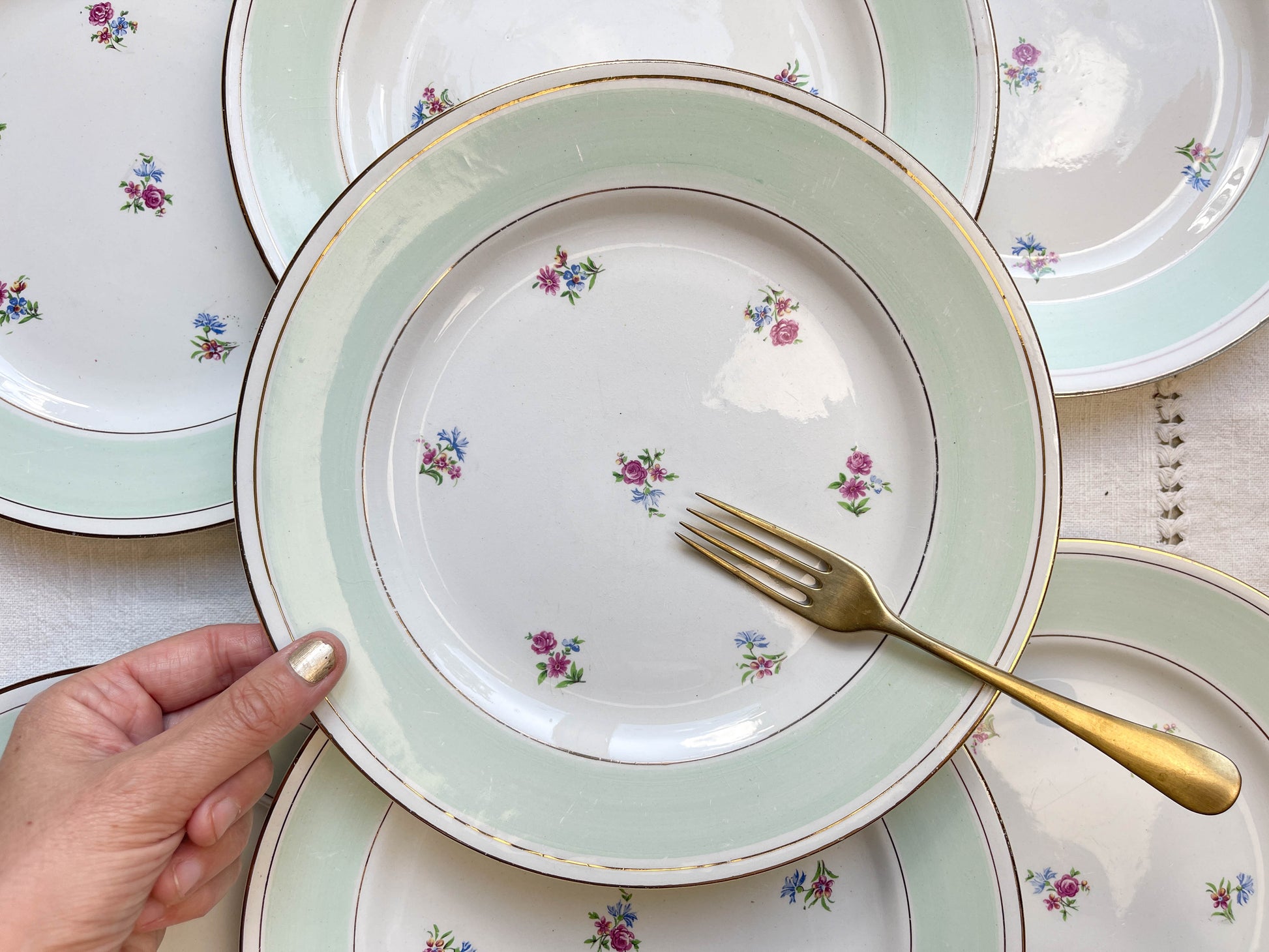 7 Assiettes plates en faïence blanche verte dorée fleuries SALINS 66 made in France
