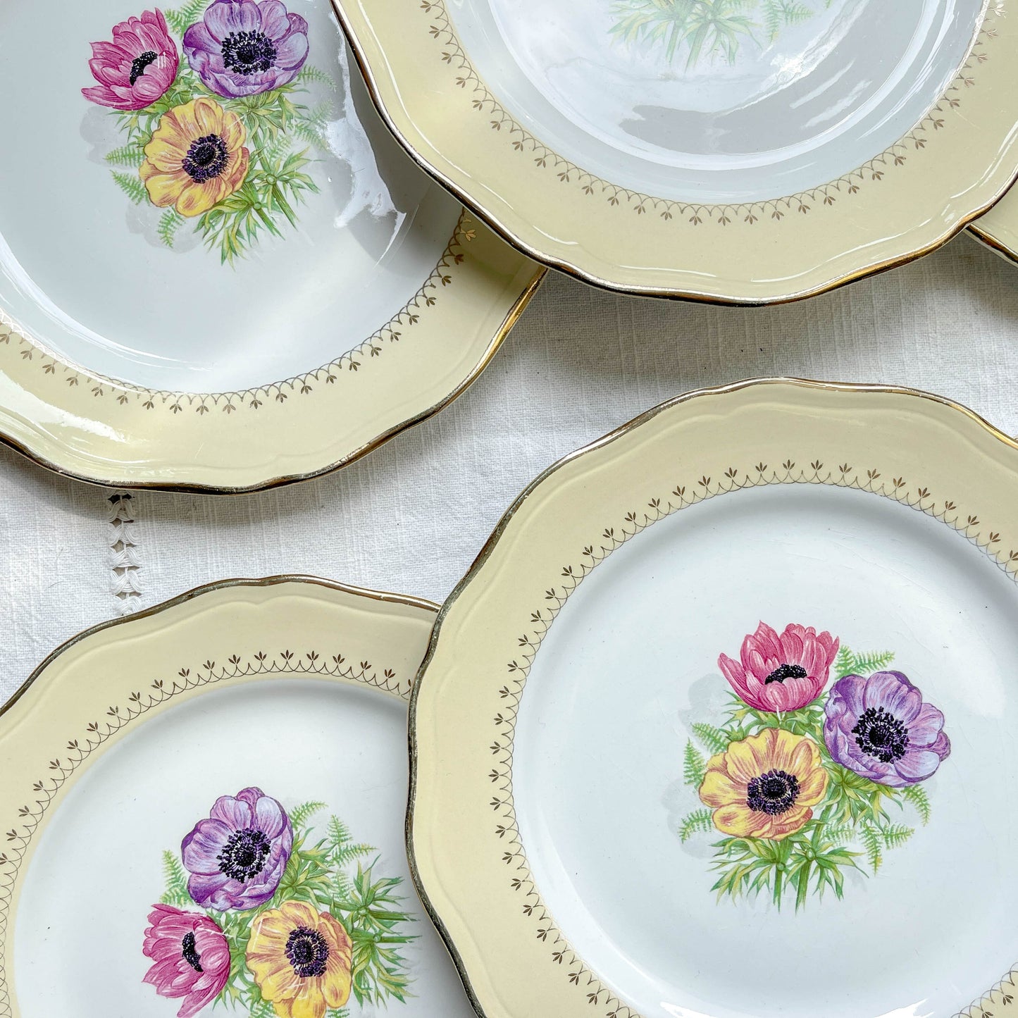 6 Assiettes plates en porcelaine vintage motif fleuri blanche jaune doré L'Amandinoise "Coopélia" -Vaisselle vintage fleurie