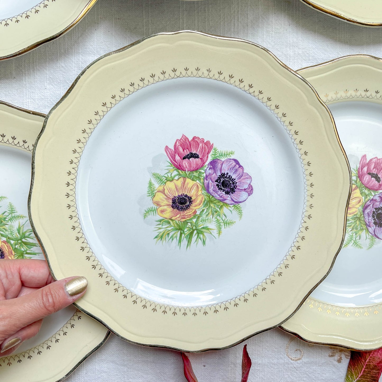 6 Assiettes plates en porcelaine vintage motif fleuri blanche jaune doré L'Amandinoise "Coopélia" -Vaisselle vintage fleurie