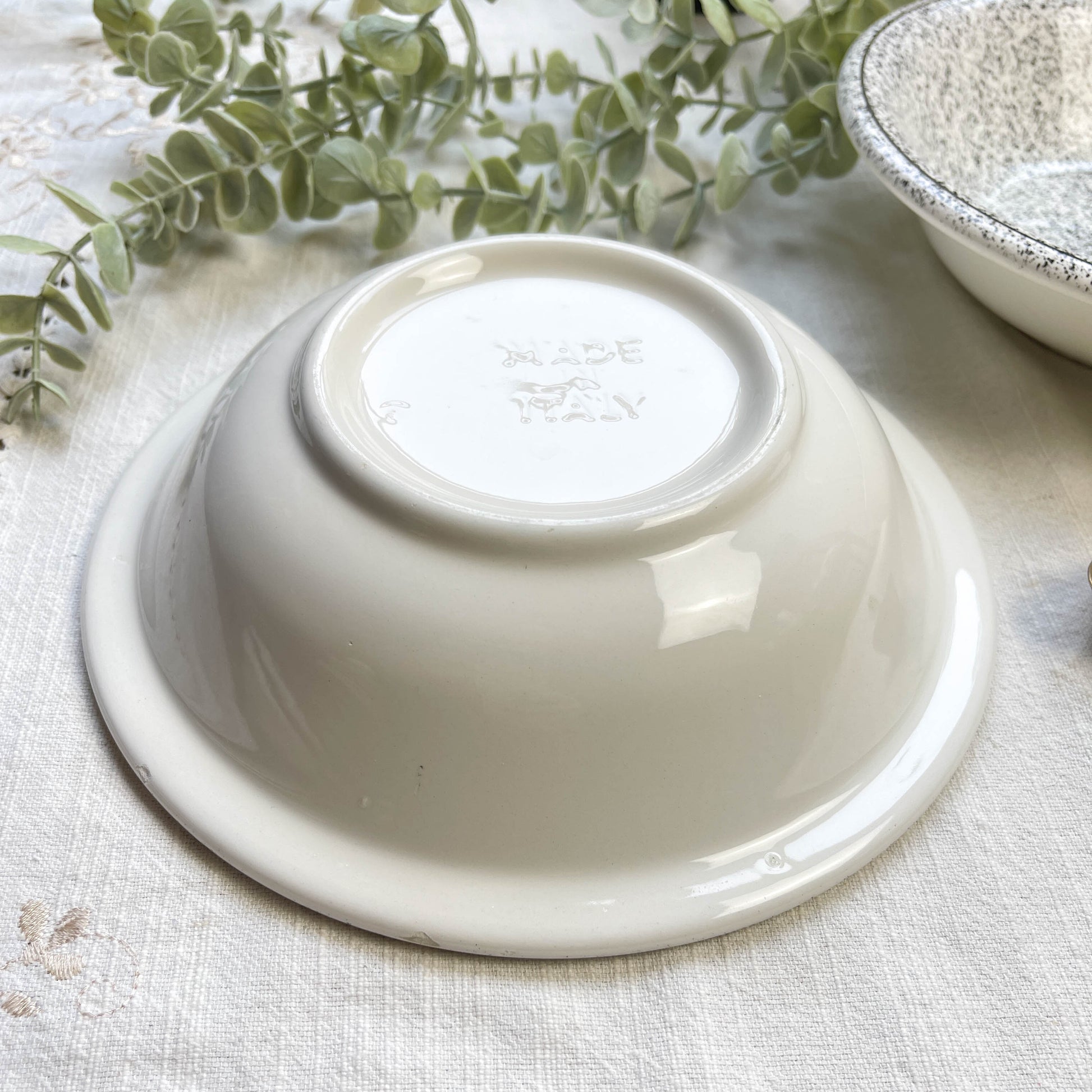 2 Assiettes creuses en faïence Italienne mouchetée noir et blanc