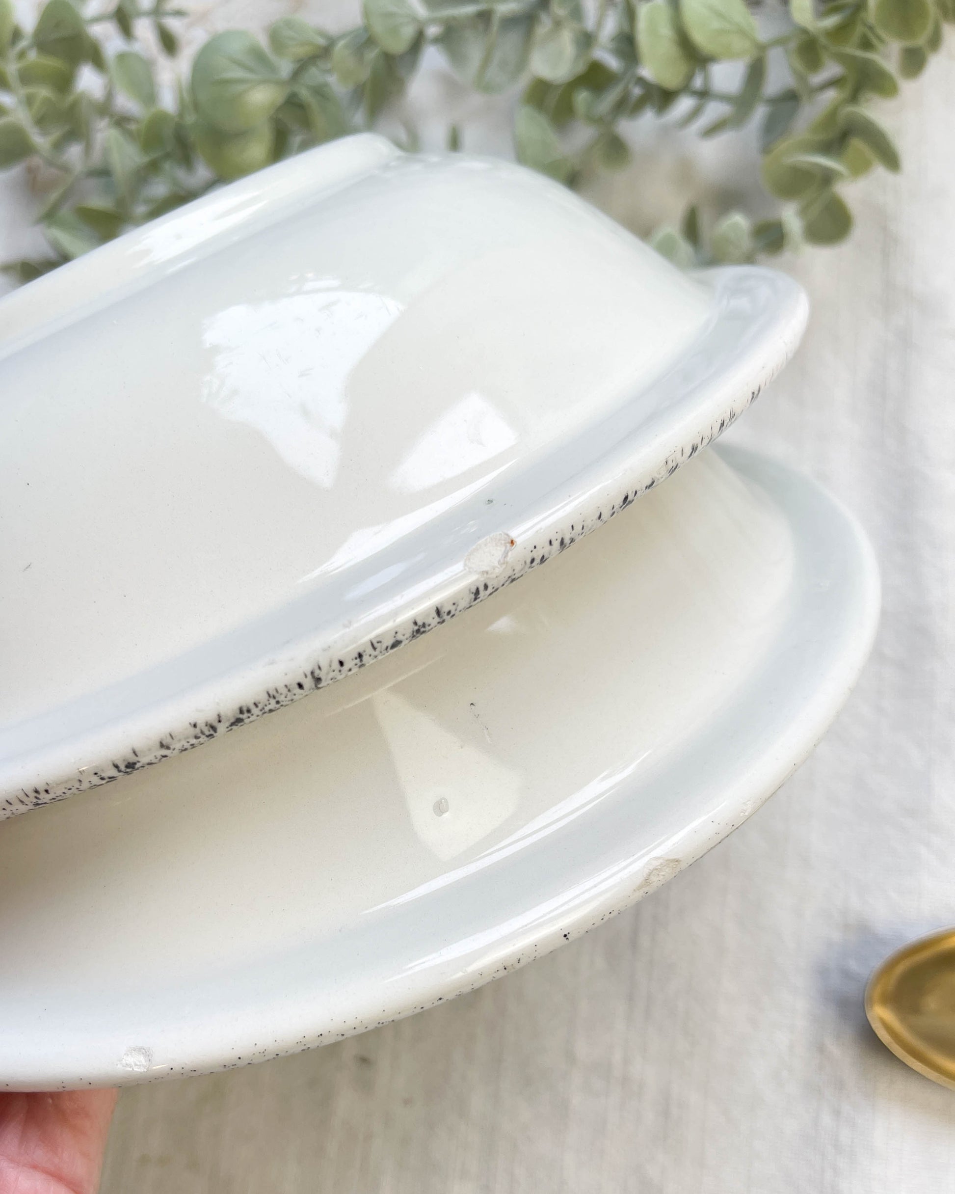 2 Assiettes creuses en faïence Italienne mouchetée noir et blanc