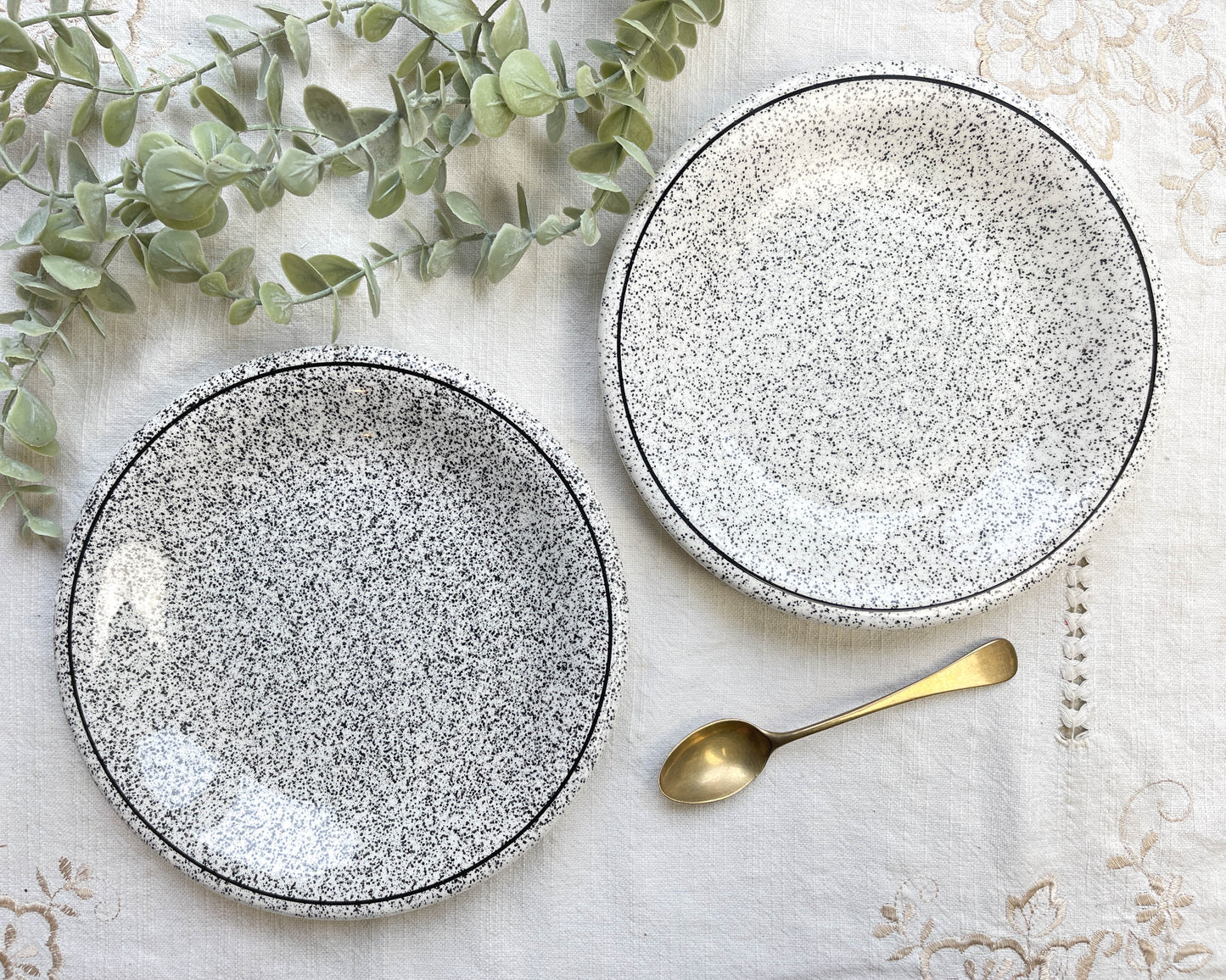 2 Petites assiettes vintage en faïence Italienne mouchetée noir et blanc