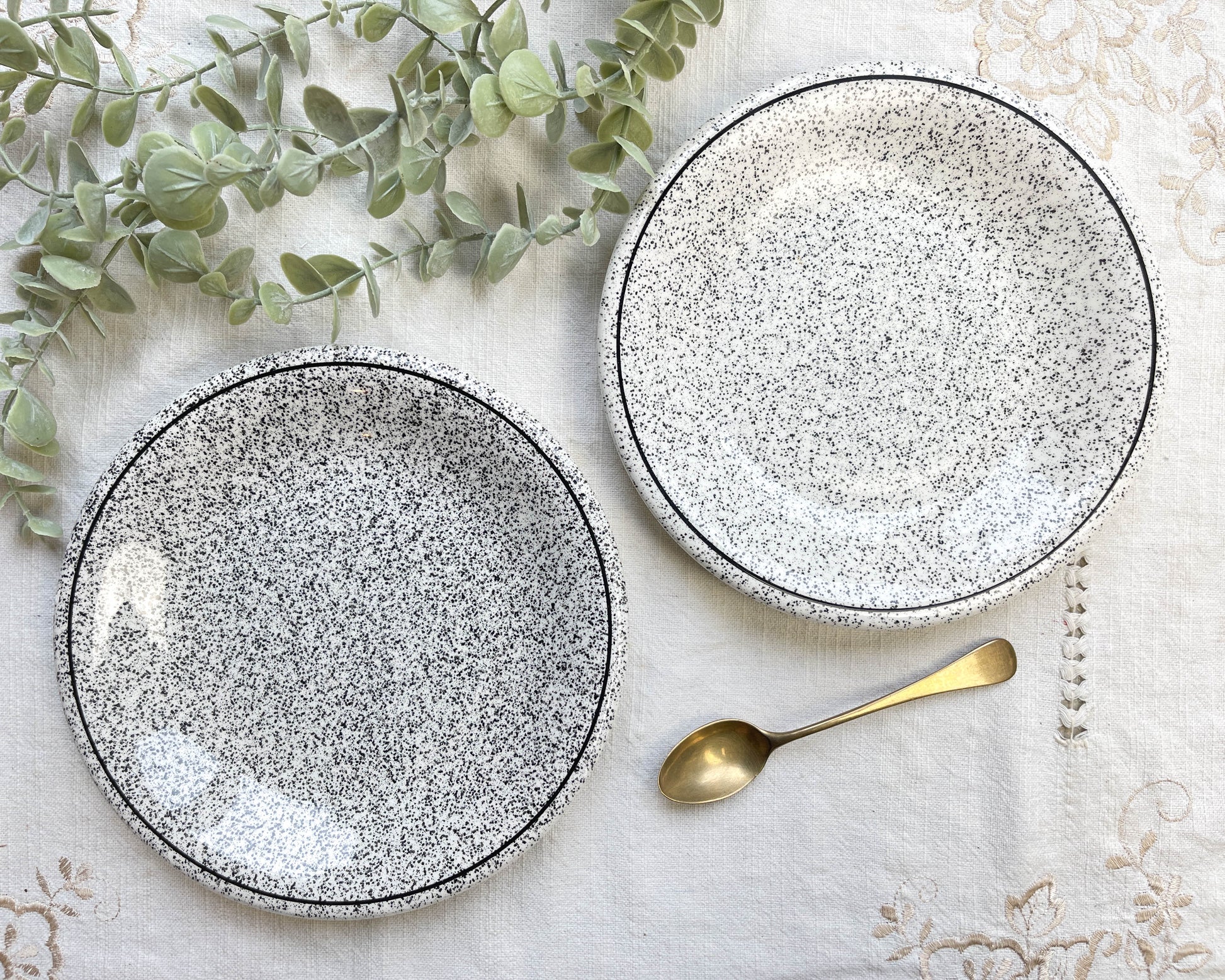2 Petites assiettes vintage en faïence Italienne mouchetée noir et blanc