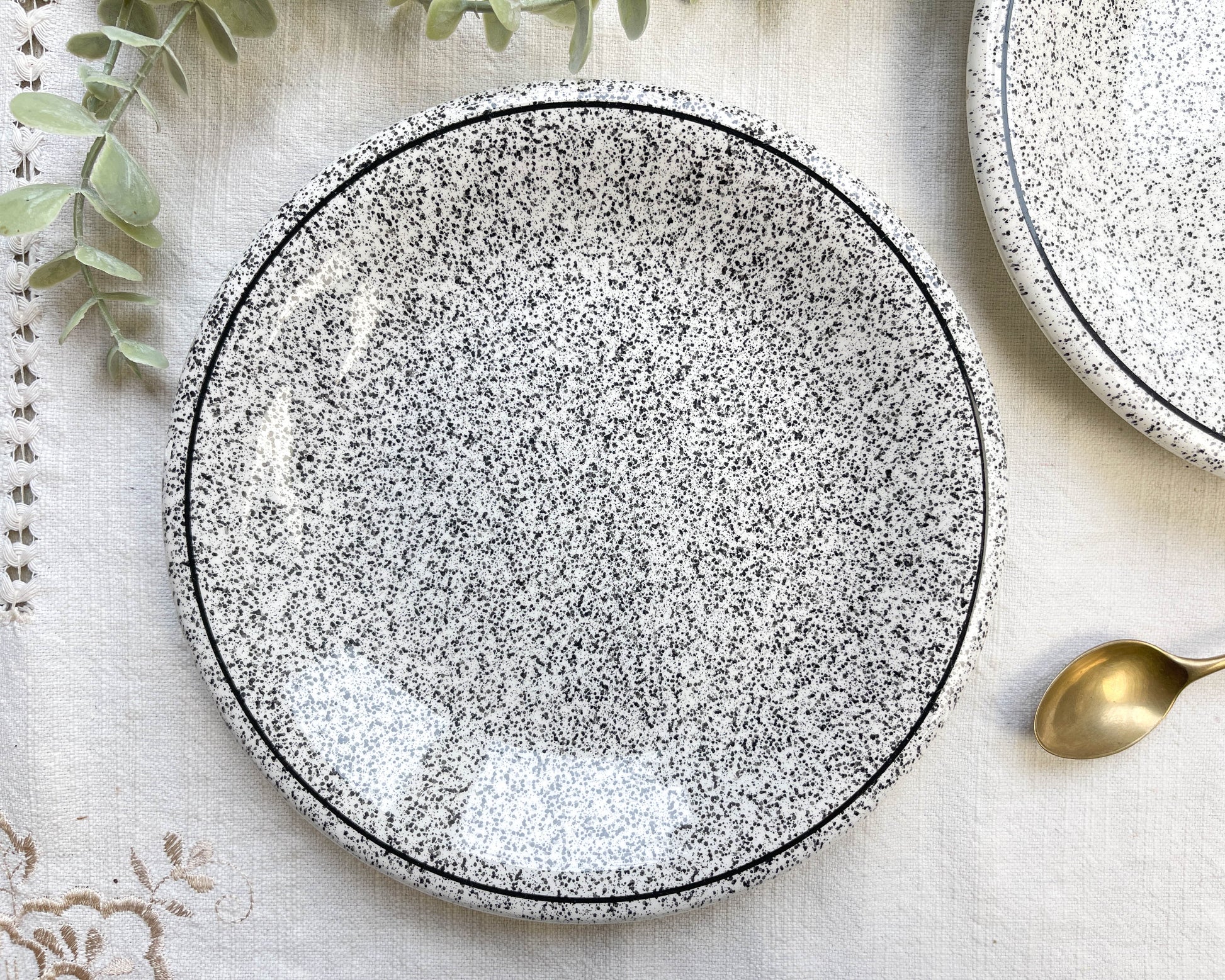 2 Petites assiettes vintage en faïence Italienne mouchetée noir et blanc