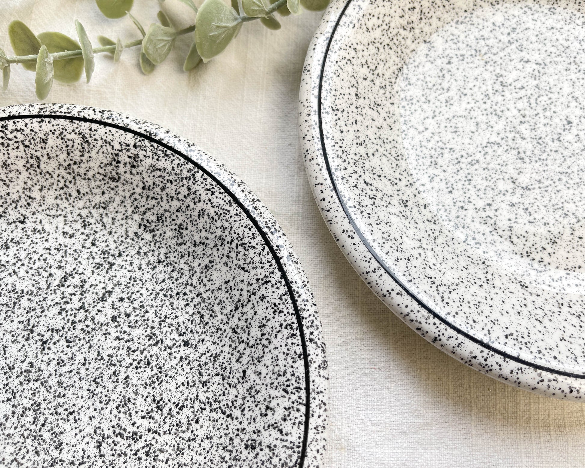 2 Petites assiettes vintage en faïence Italienne mouchetée noir et blanc