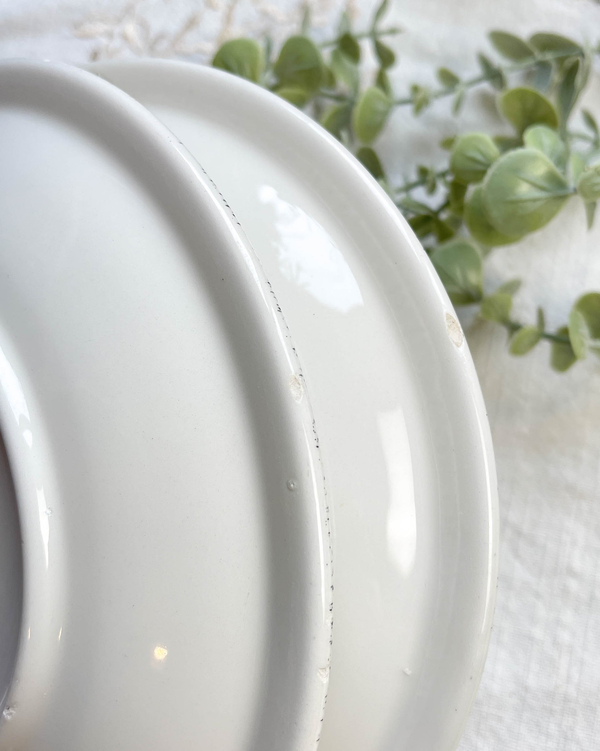 2 Petites assiettes vintage en faïence Italienne mouchetée noir et blanc