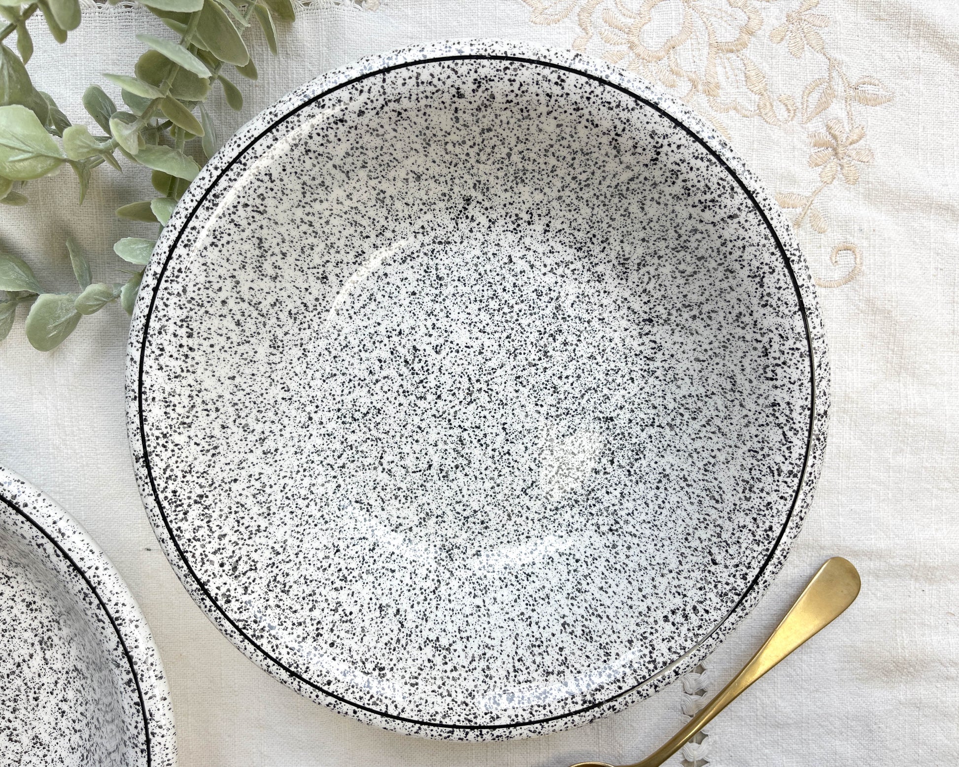 2 Assiettes creuses en faïence Italienne mouchetée noir et blanc
