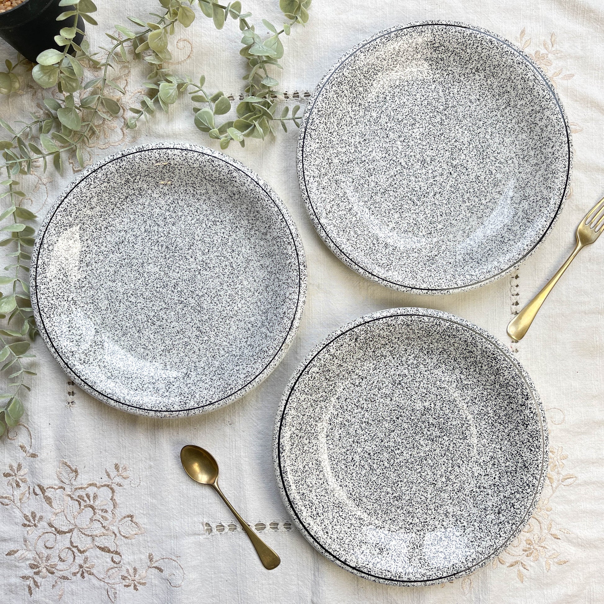 3 Assiettes en faïence Italienne mouchetée noir et blanc