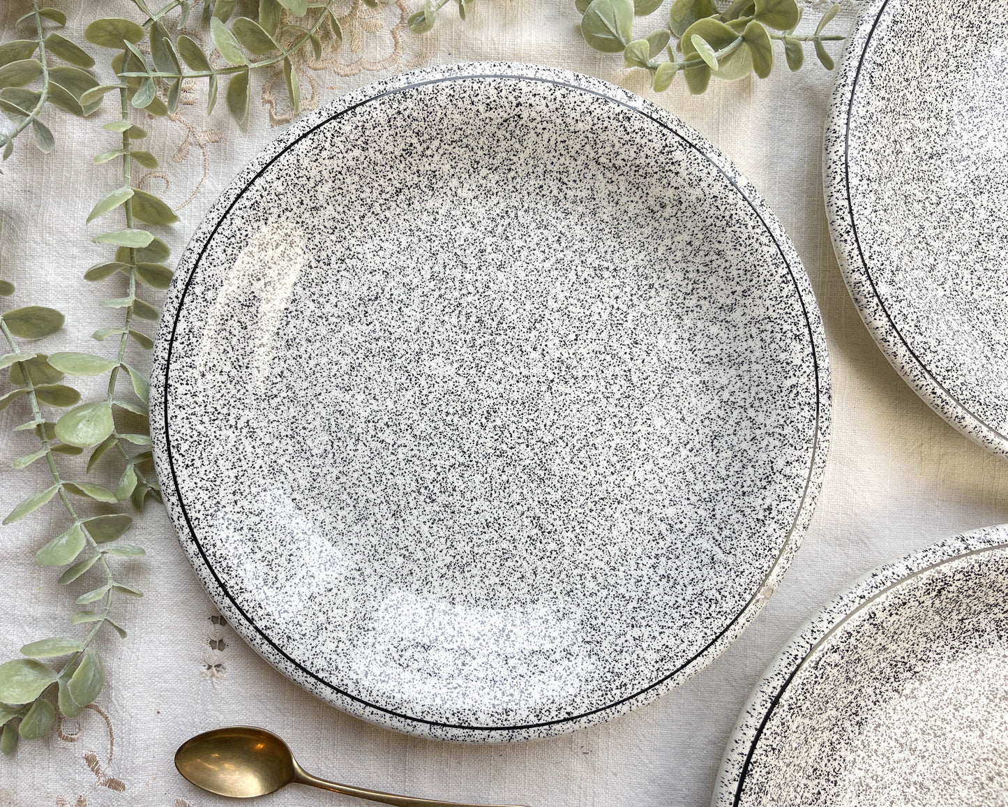 3 Assiettes en faïence Italienne mouchetée noir et blanc