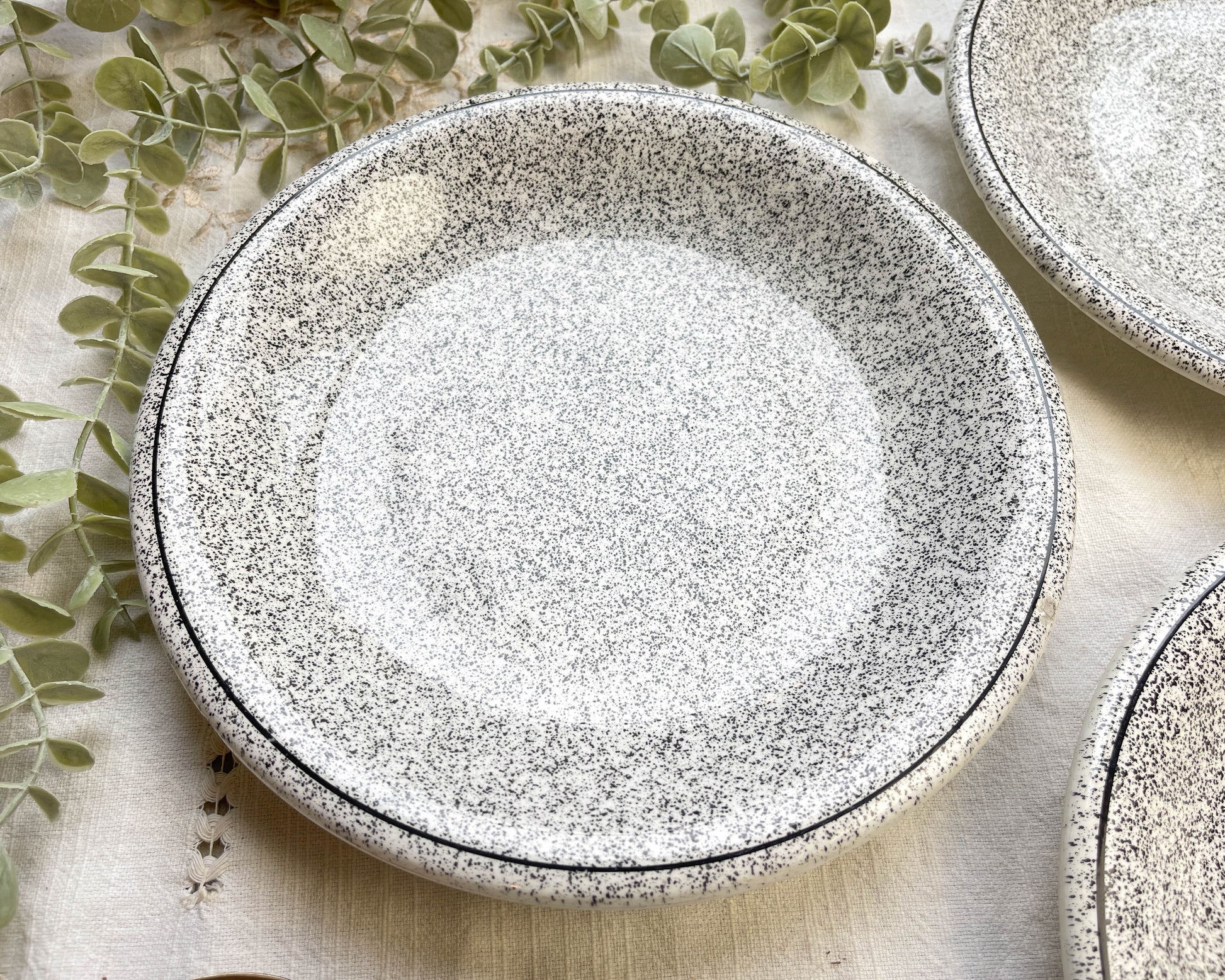 3 Assiettes en faïence Italienne mouchetée noir et blanc