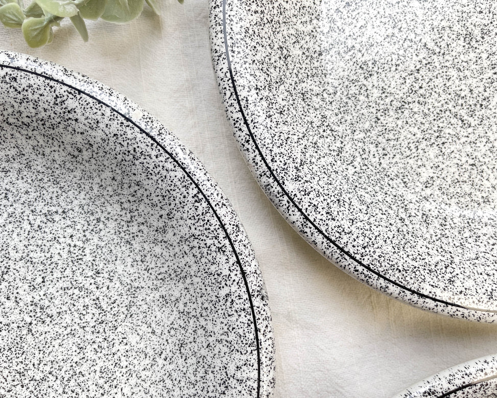 3 Assiettes en faïence Italienne mouchetée noir et blanc