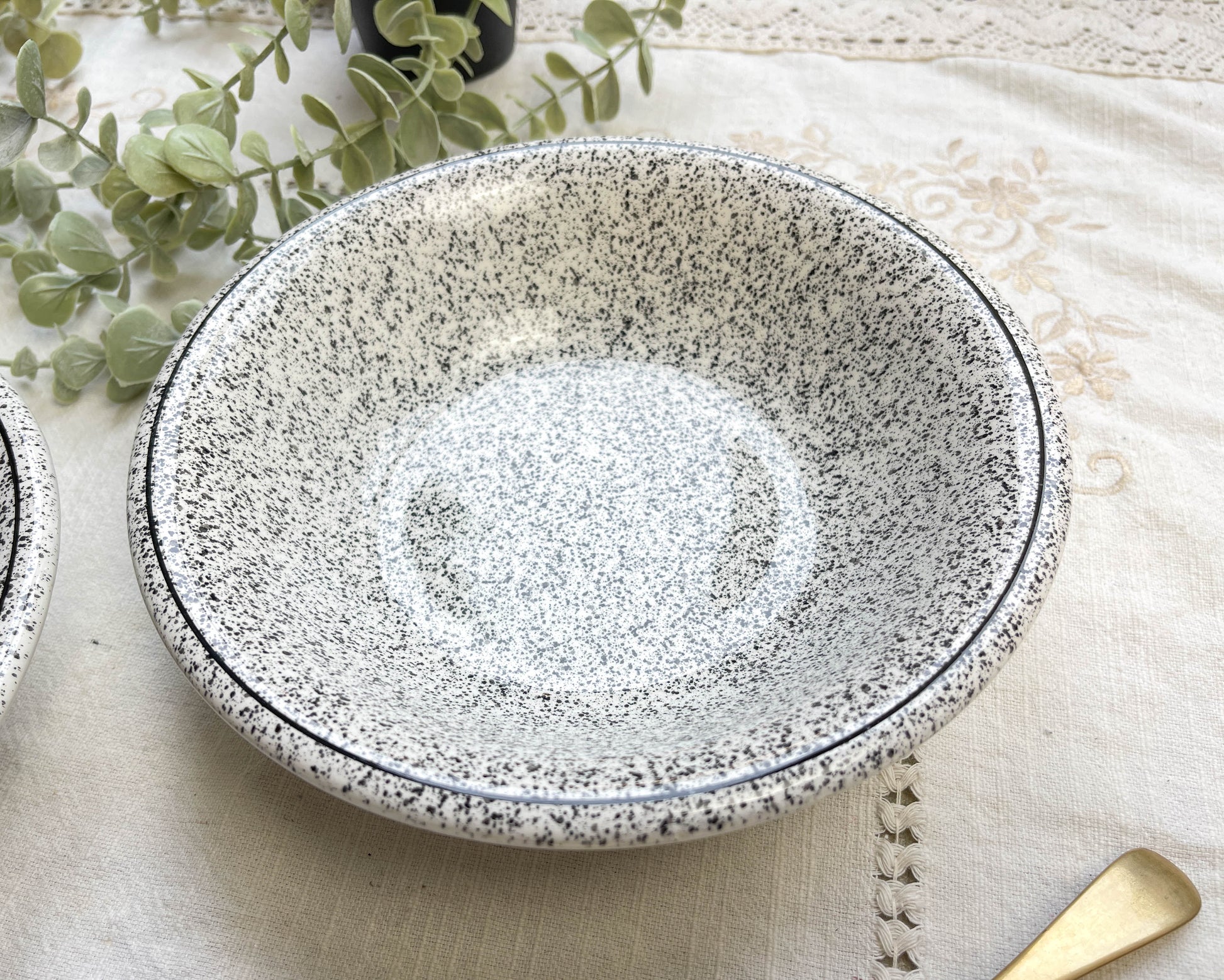 2 Assiettes creuses en faïence Italienne mouchetée noir et blanc