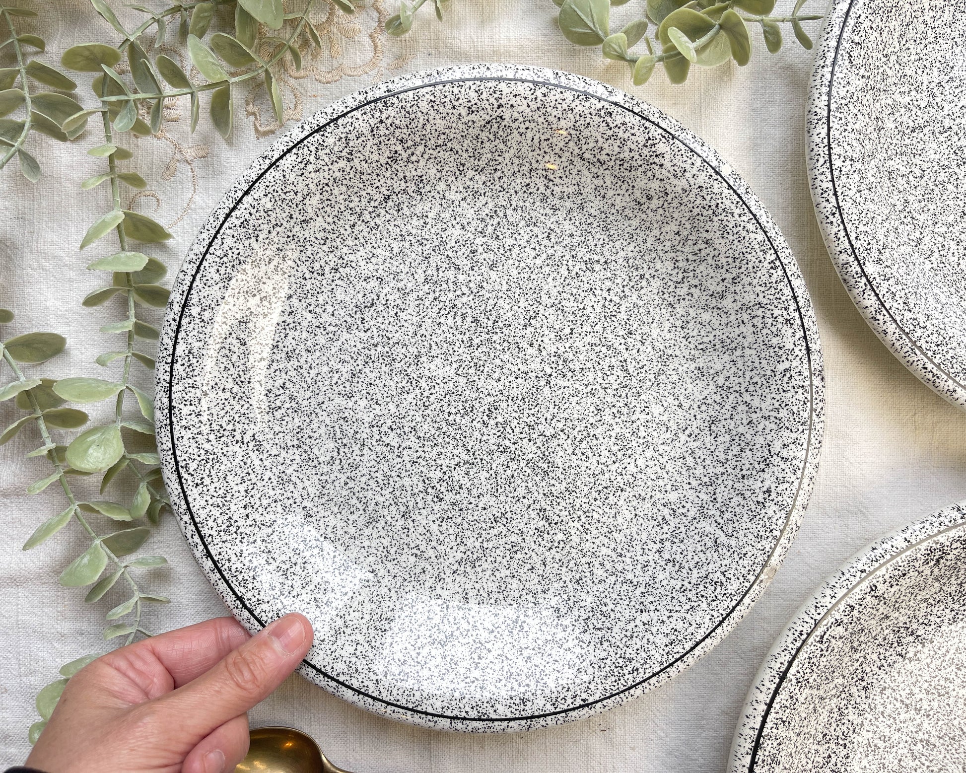 3 Assiettes en faïence Italienne mouchetée noir et blanc