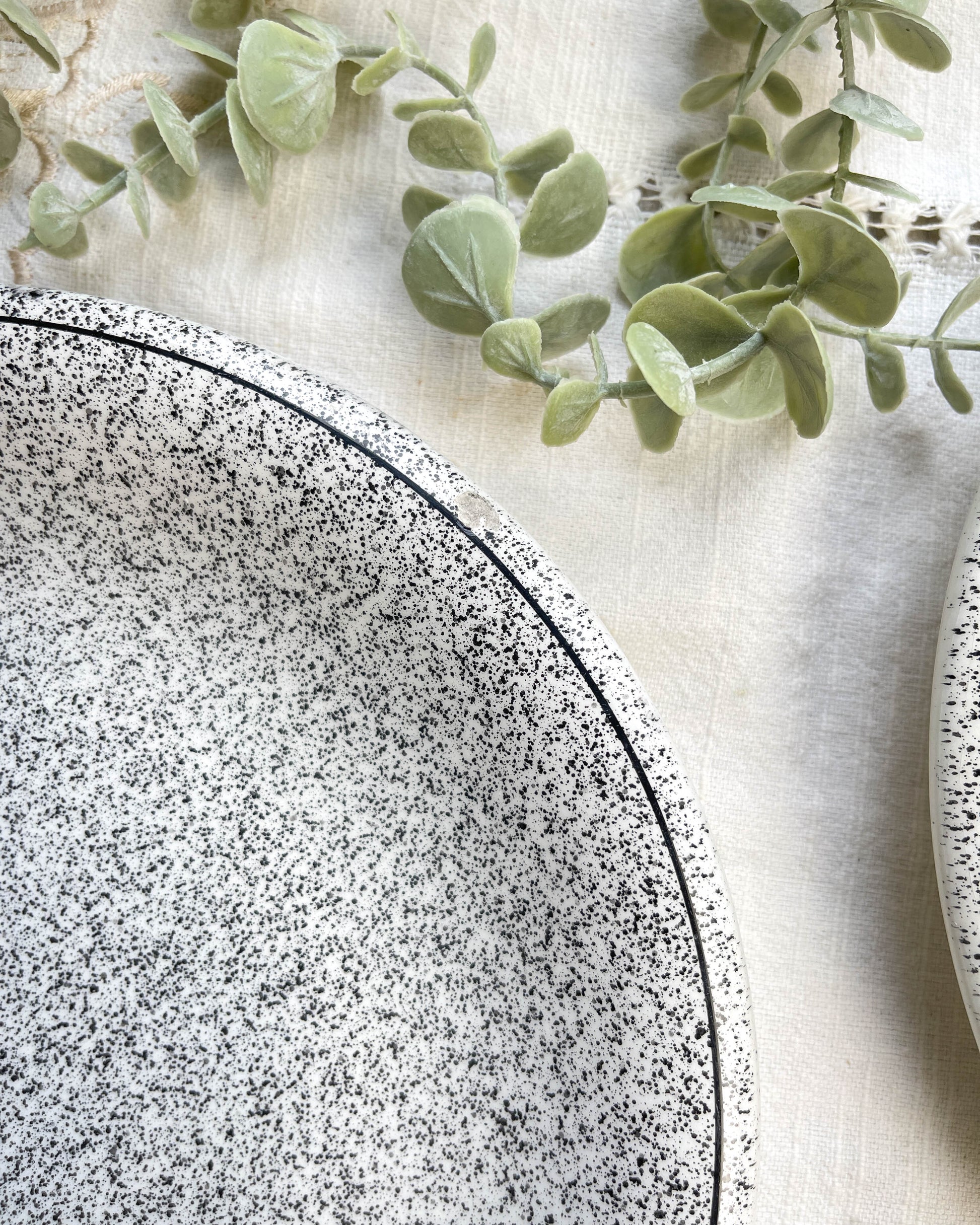 3 Assiettes en faïence Italienne mouchetée noir et blanc
