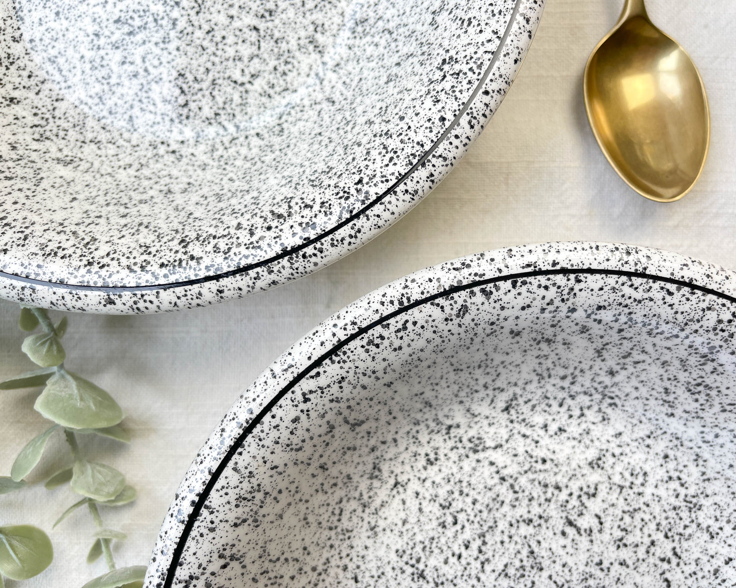 2 Assiettes creuses en faïence Italienne mouchetée noir et blanc