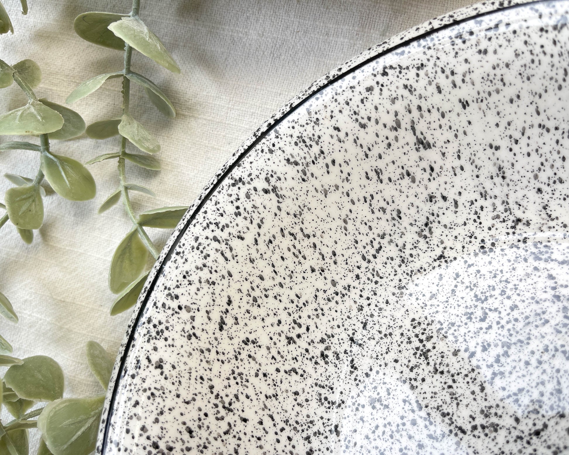 2 Assiettes creuses en faïence Italienne mouchetée noir et blanc