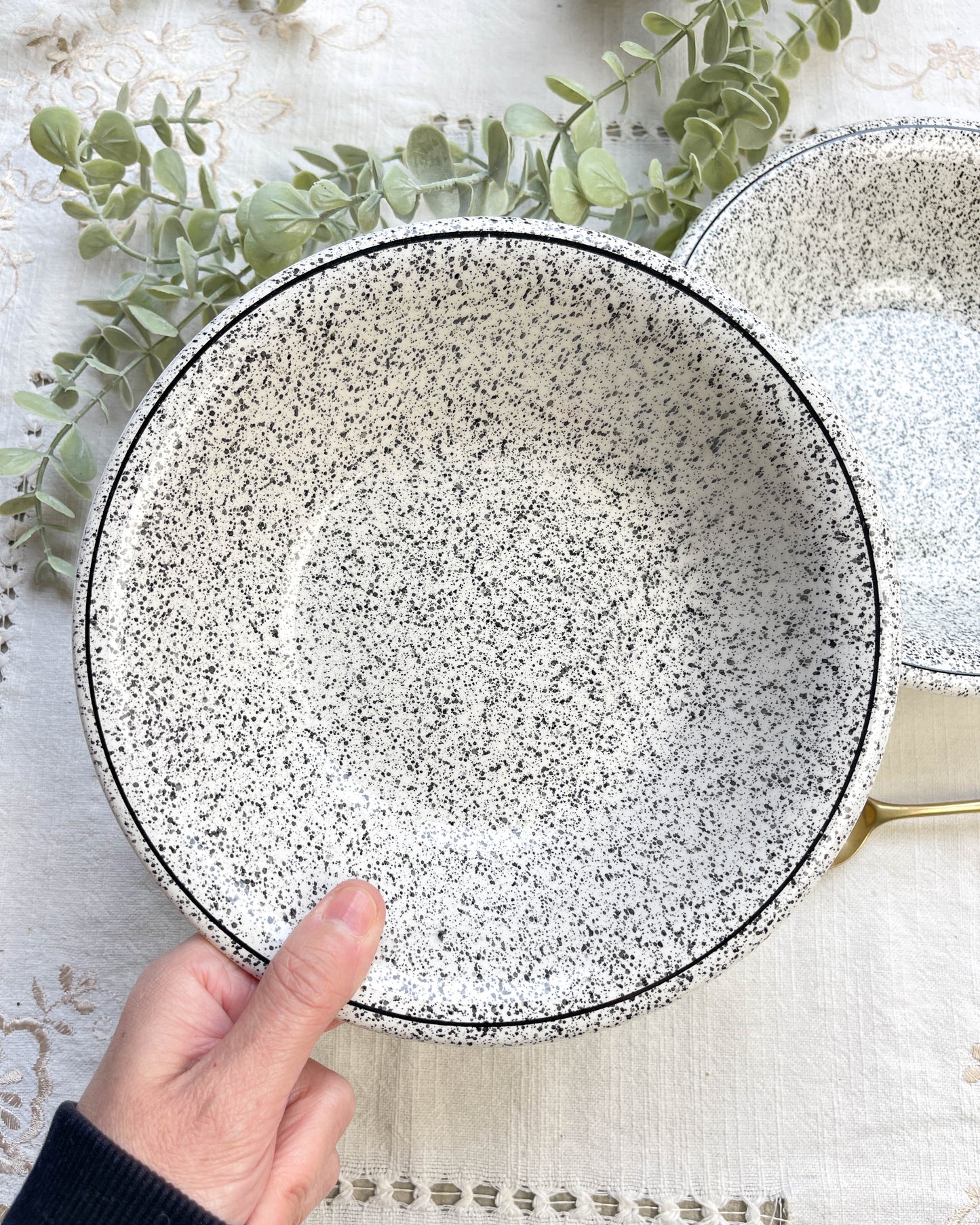 2 Assiettes creuses en faïence Italienne mouchetée noir et blanc