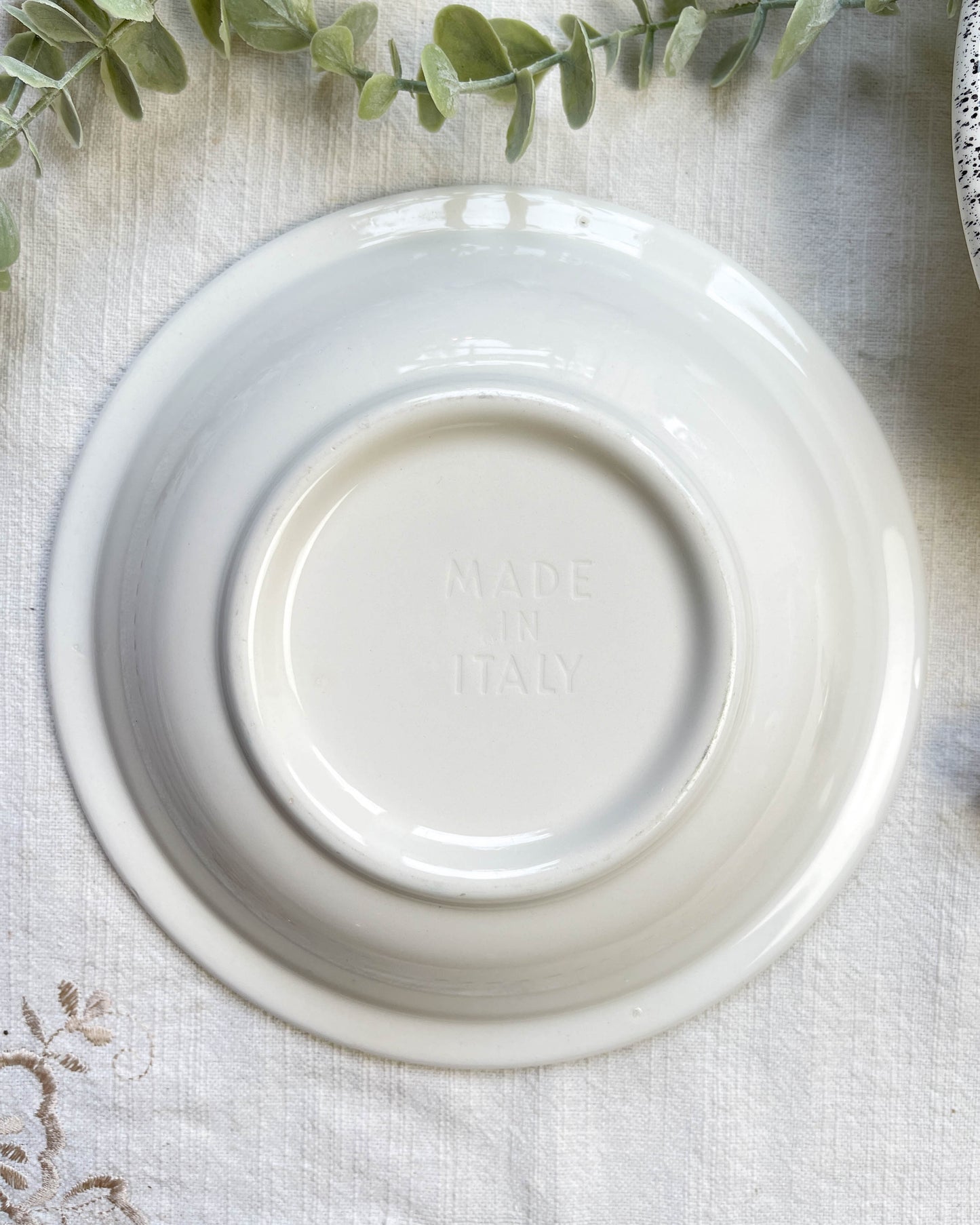 2 Assiettes creuses en faïence Italienne mouchetée noir et blanc