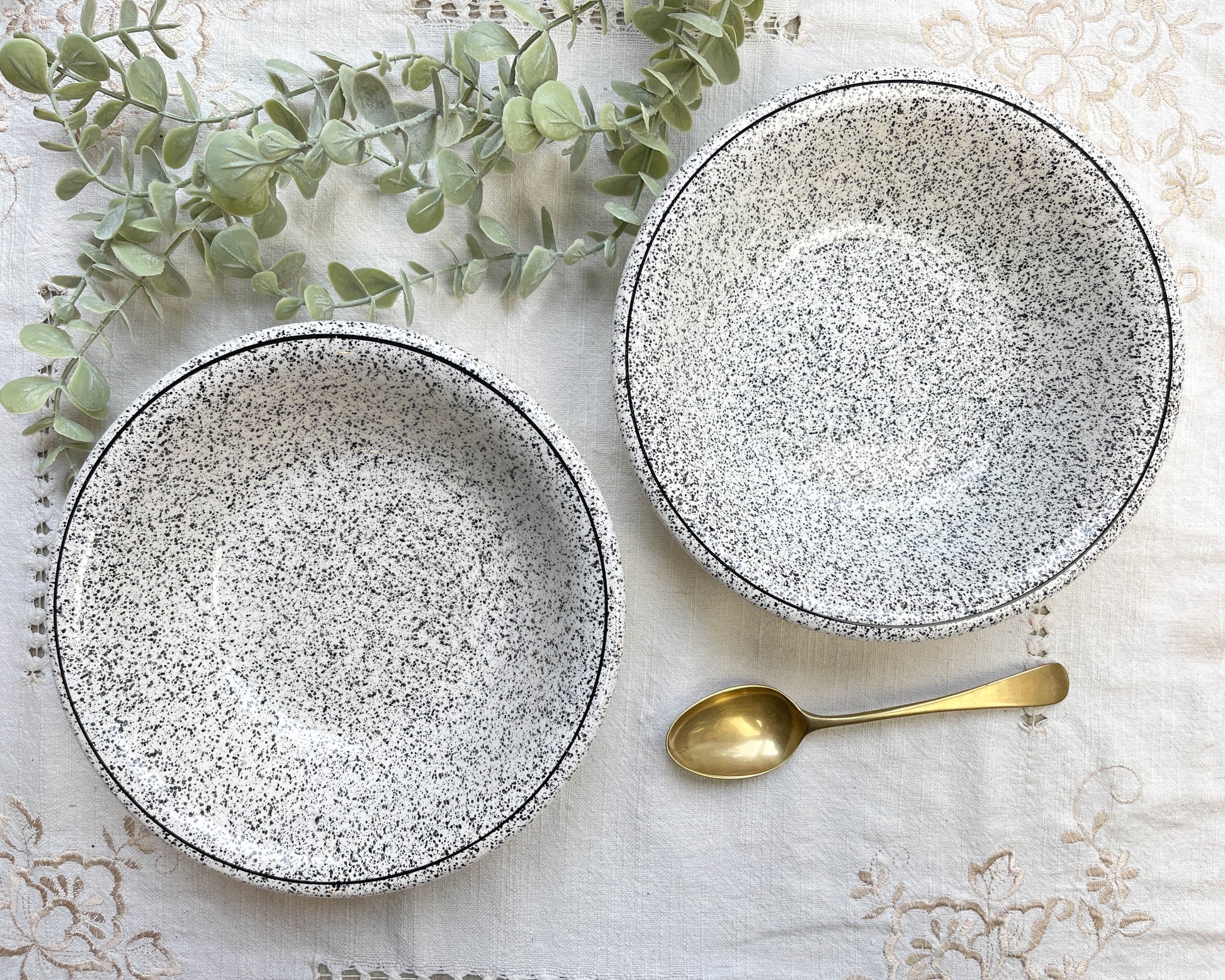 2 Assiettes creuses en faïence Italienne mouchetée noir et blanc