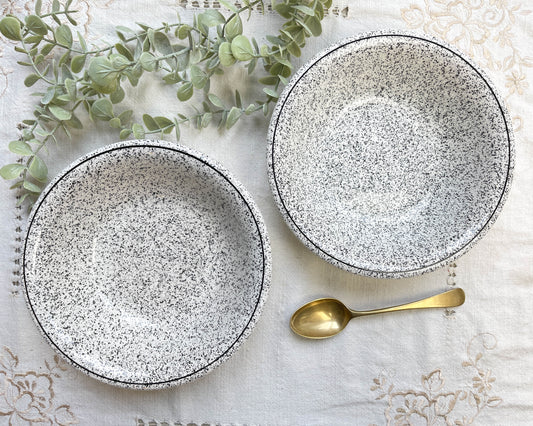 2 Assiettes creuses en faïence Italienne mouchetée noir et blanc