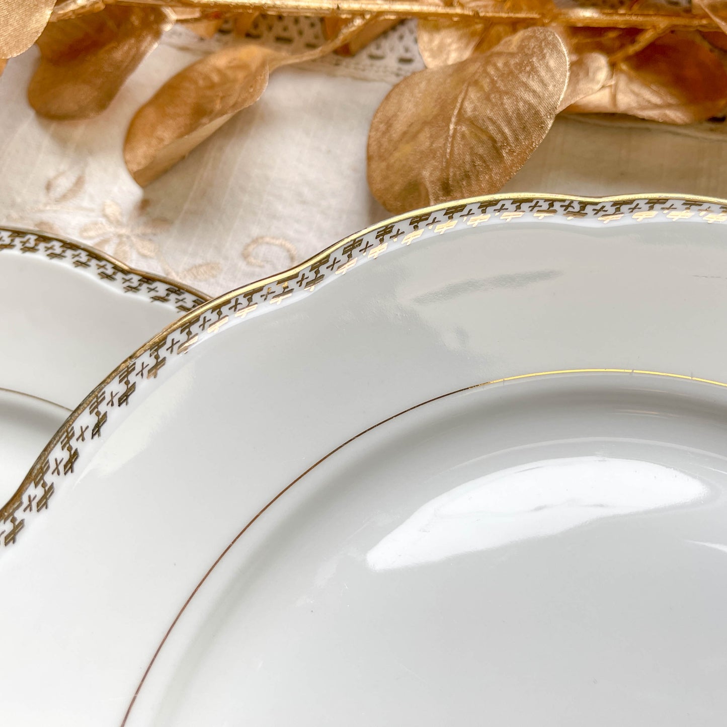 Ensemble de 7 assiettes plates vintage en porcelaine blanche avec décor doré géométrique SPF, vaisselle ancienne élégante pour table rétro ou collection.