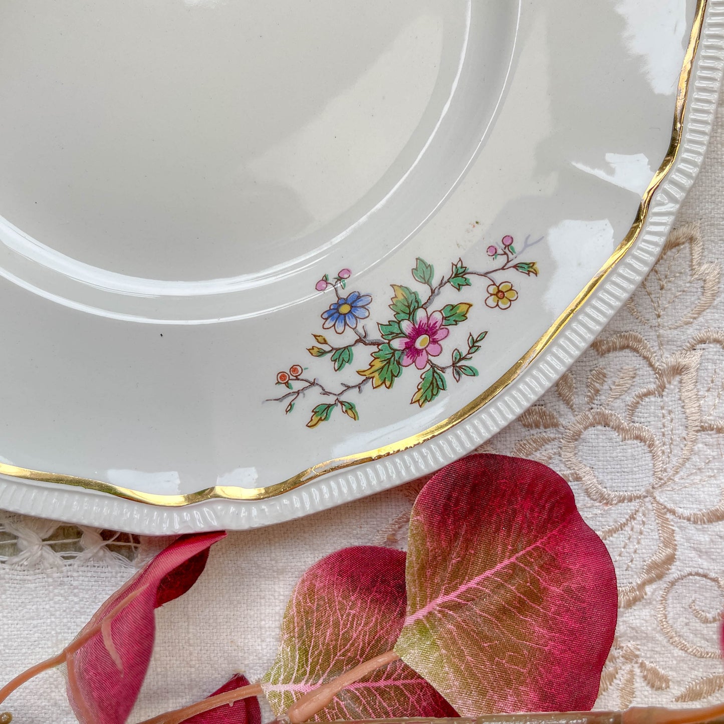 Lot de 5 grandes assiettes vintage en porcelaine Longchamp Chantilly, motif floral et oiseau de paradis, liseré doré, années 1970, vaisselle ancienne française