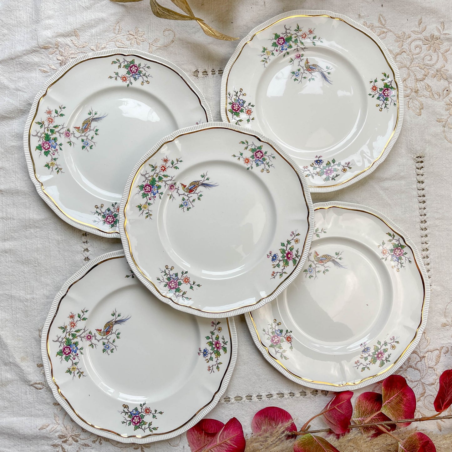 Lot de 5 grandes assiettes vintage en porcelaine Longchamp Chantilly, motif floral et oiseau de paradis, liseré doré, années 1970, vaisselle ancienne française