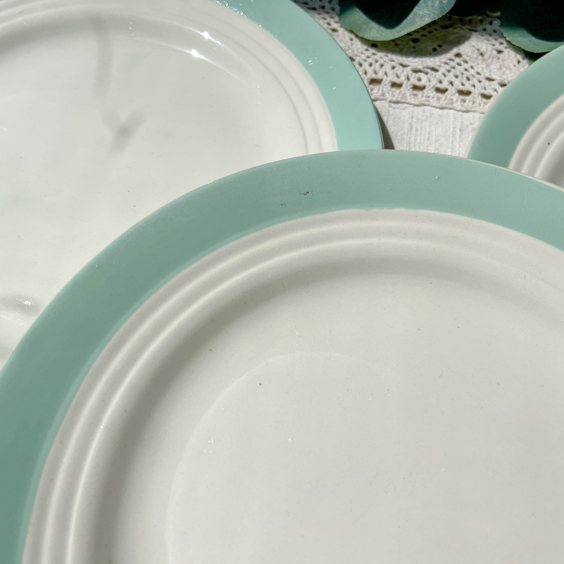 8 assiettes vintage en porcelaine française blanches vertes Céranord