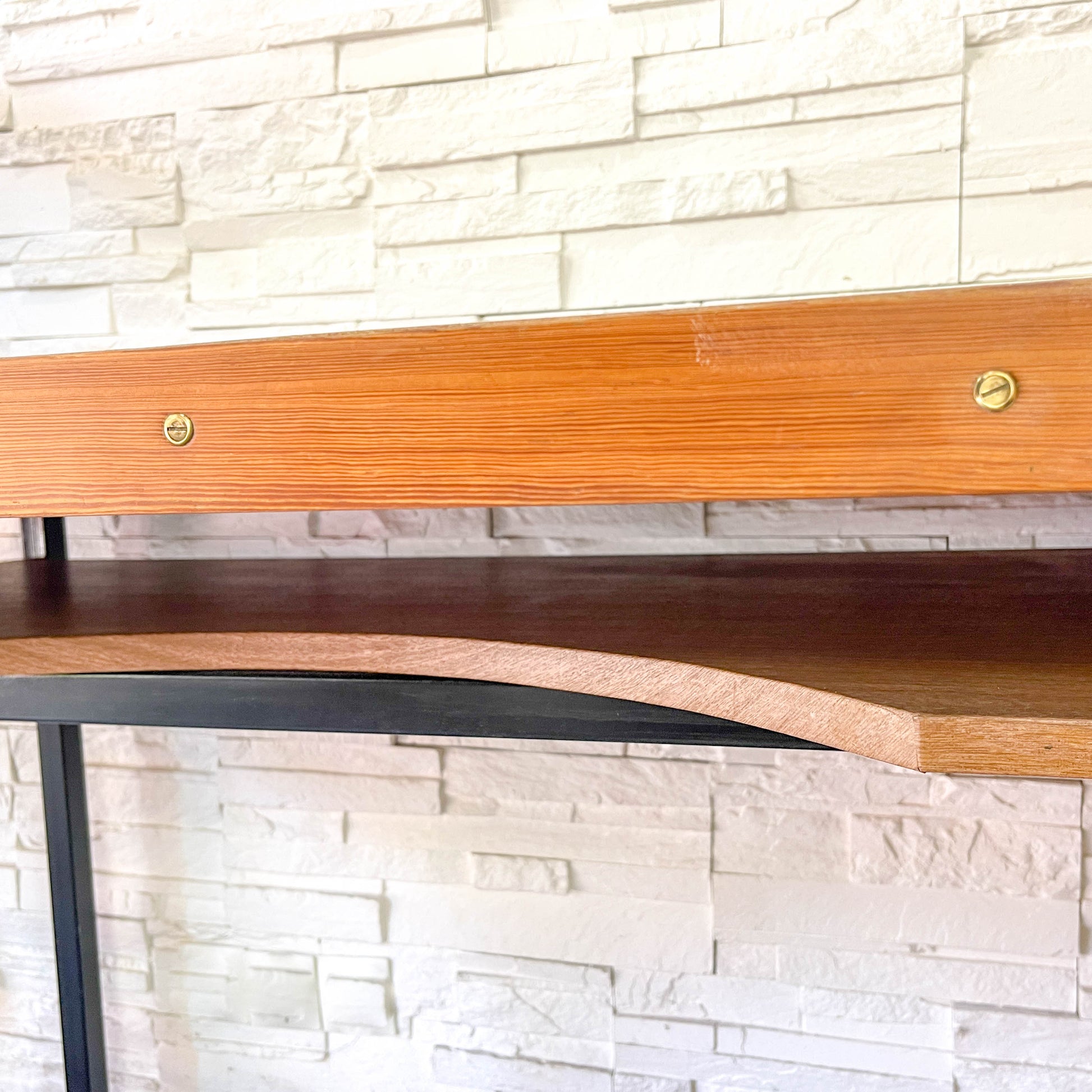 Bureau moderniste vintage 1960 en bois avec pieds en métal et 2 tiroirs