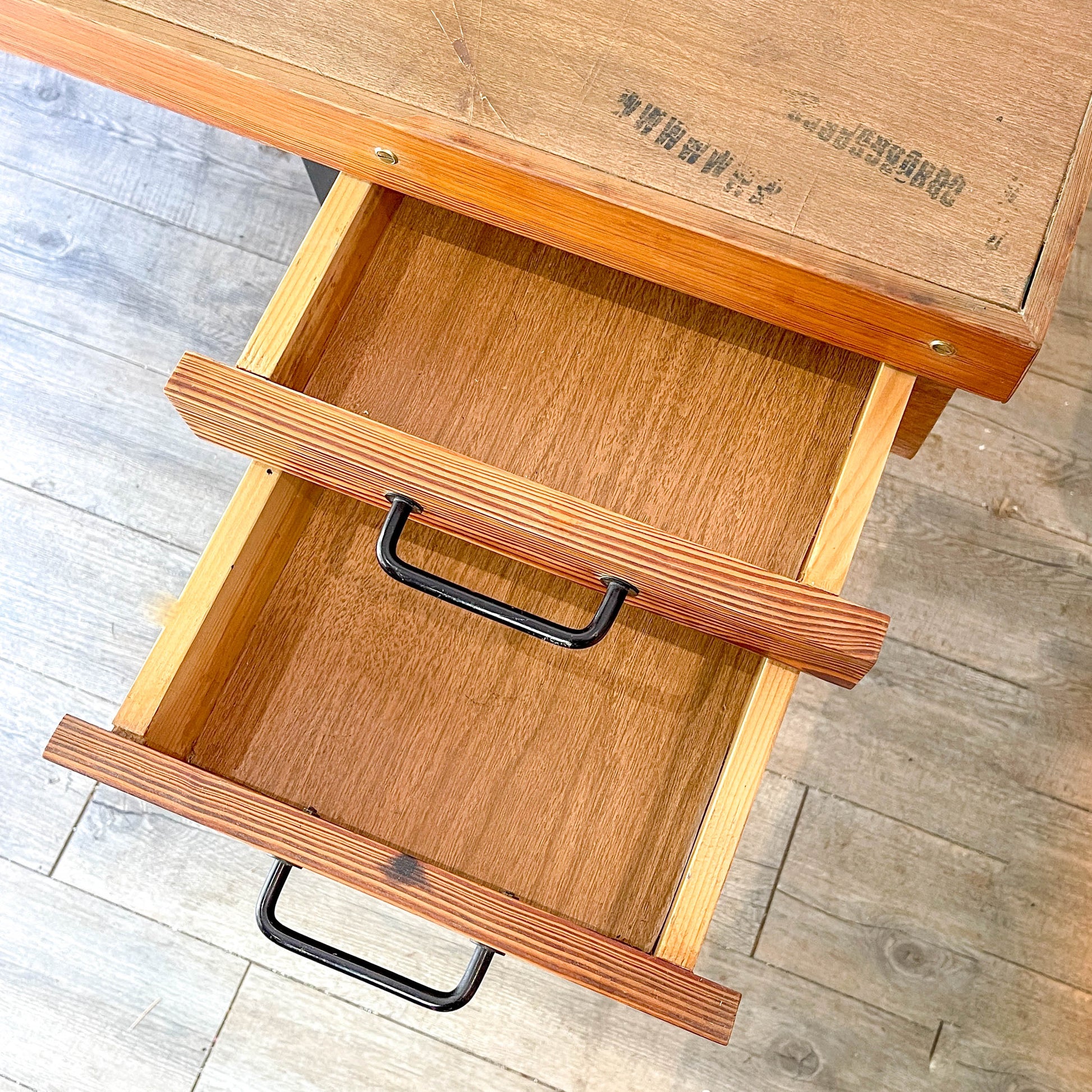 Bureau moderniste vintage 1960 en bois avec pieds en métal et 2 tiroirs