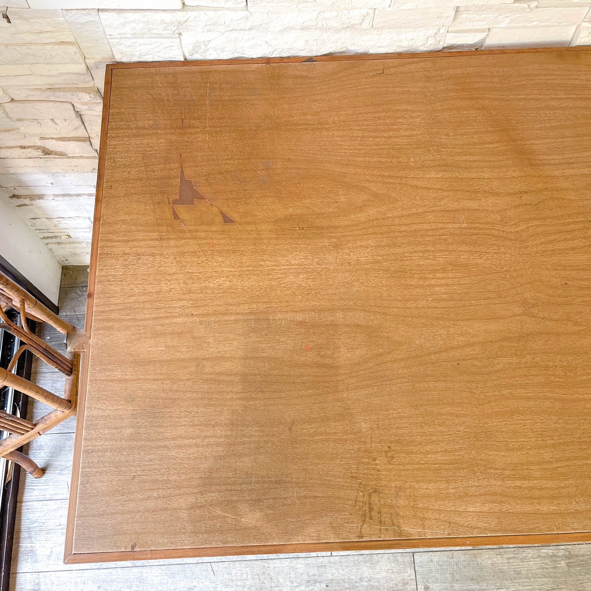 Bureau moderniste vintage 1960 en bois avec pieds en métal et 2 tiroirs