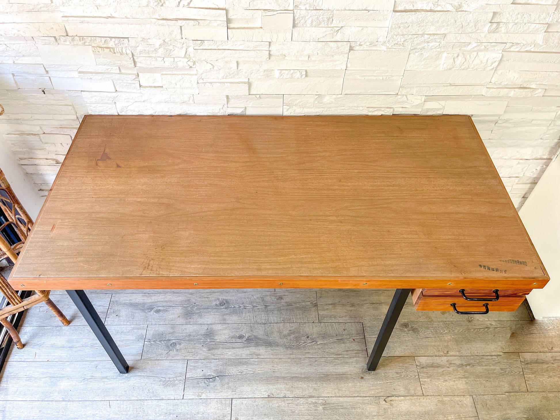 Bureau moderniste vintage 1960 en bois avec pieds en métal et 2 tiroirsv
