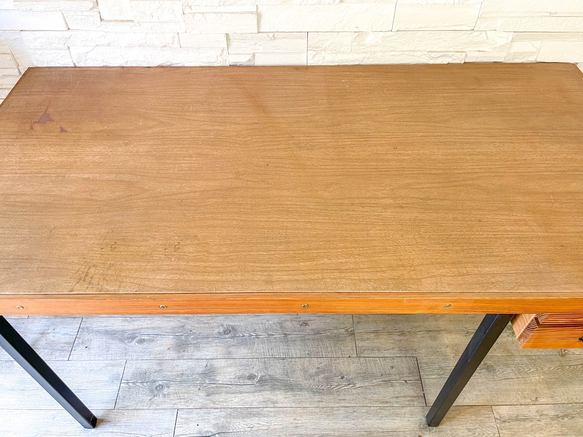 Bureau moderniste vintage 1960 en bois avec pieds en métal et 2 tiroirs