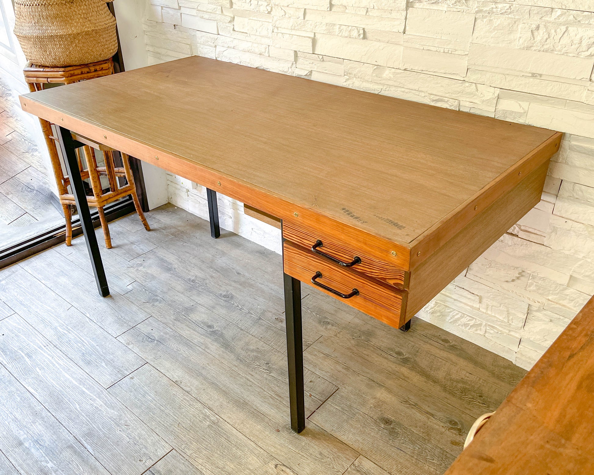 Bureau moderniste vintage 1960 en bois avec pieds en métal et 2 tiroirs