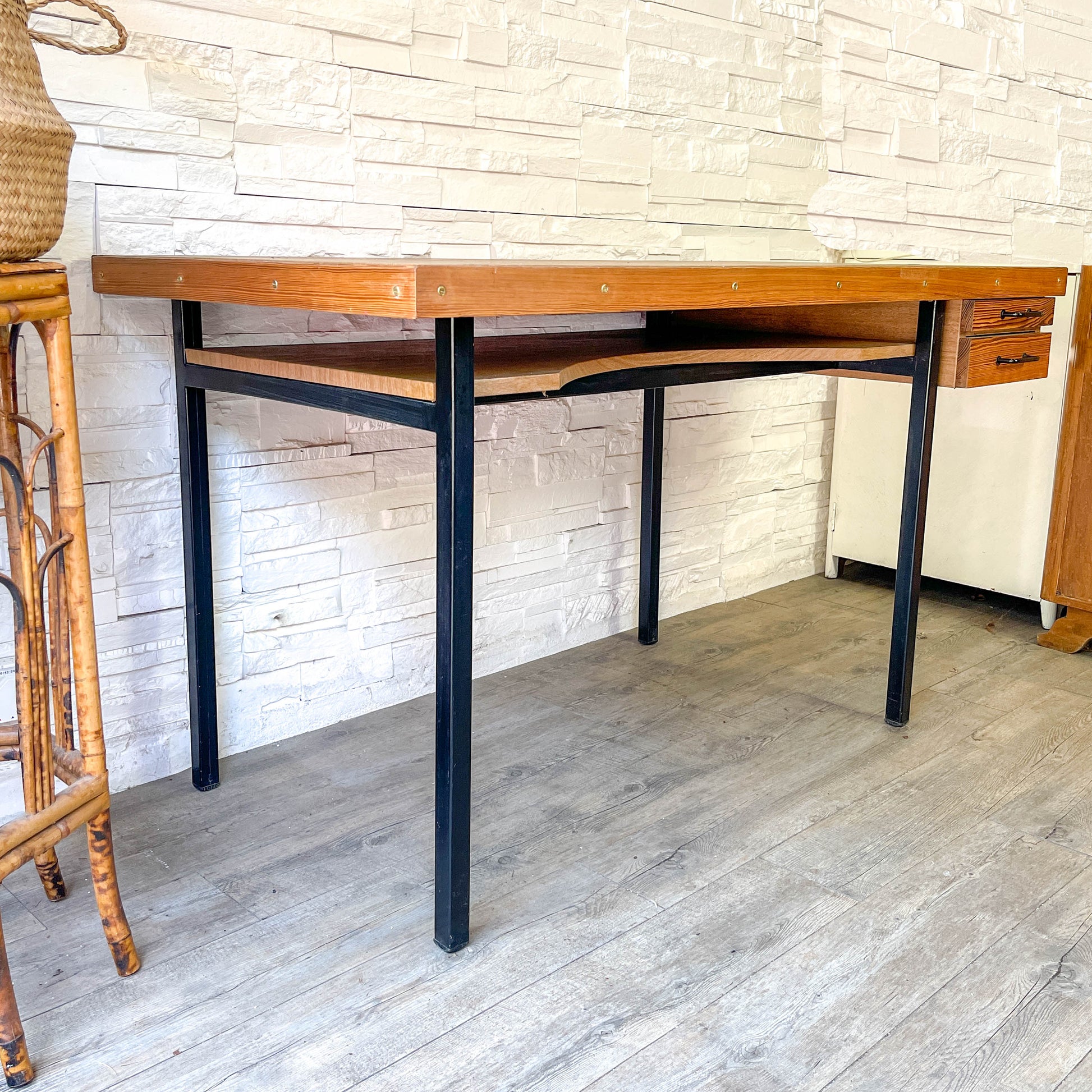 Bureau moderniste vintage 1960 en bois avec pieds en métal et 2 tiroirs