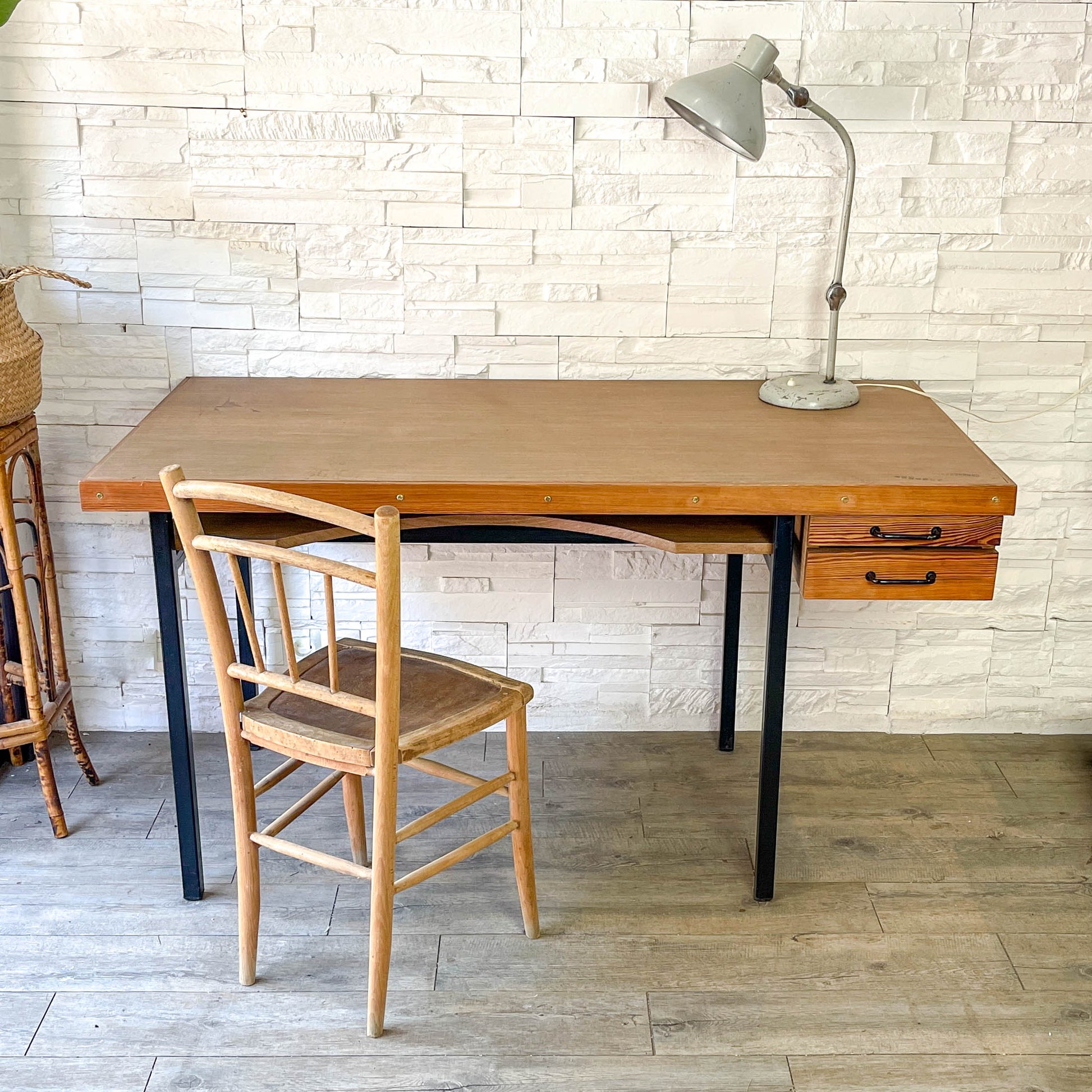Bureau moderniste vintage 1960 en bois avec pieds en métal et 2 tiroirs