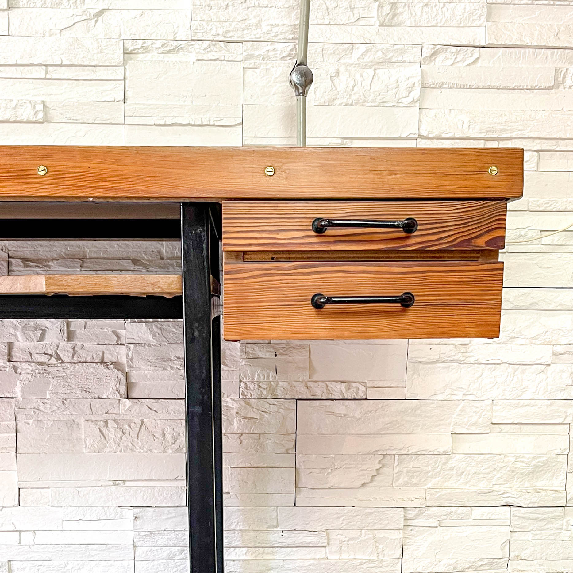 Bureau moderniste vintage 1960 en bois avec pieds en métal et 2 tiroirs